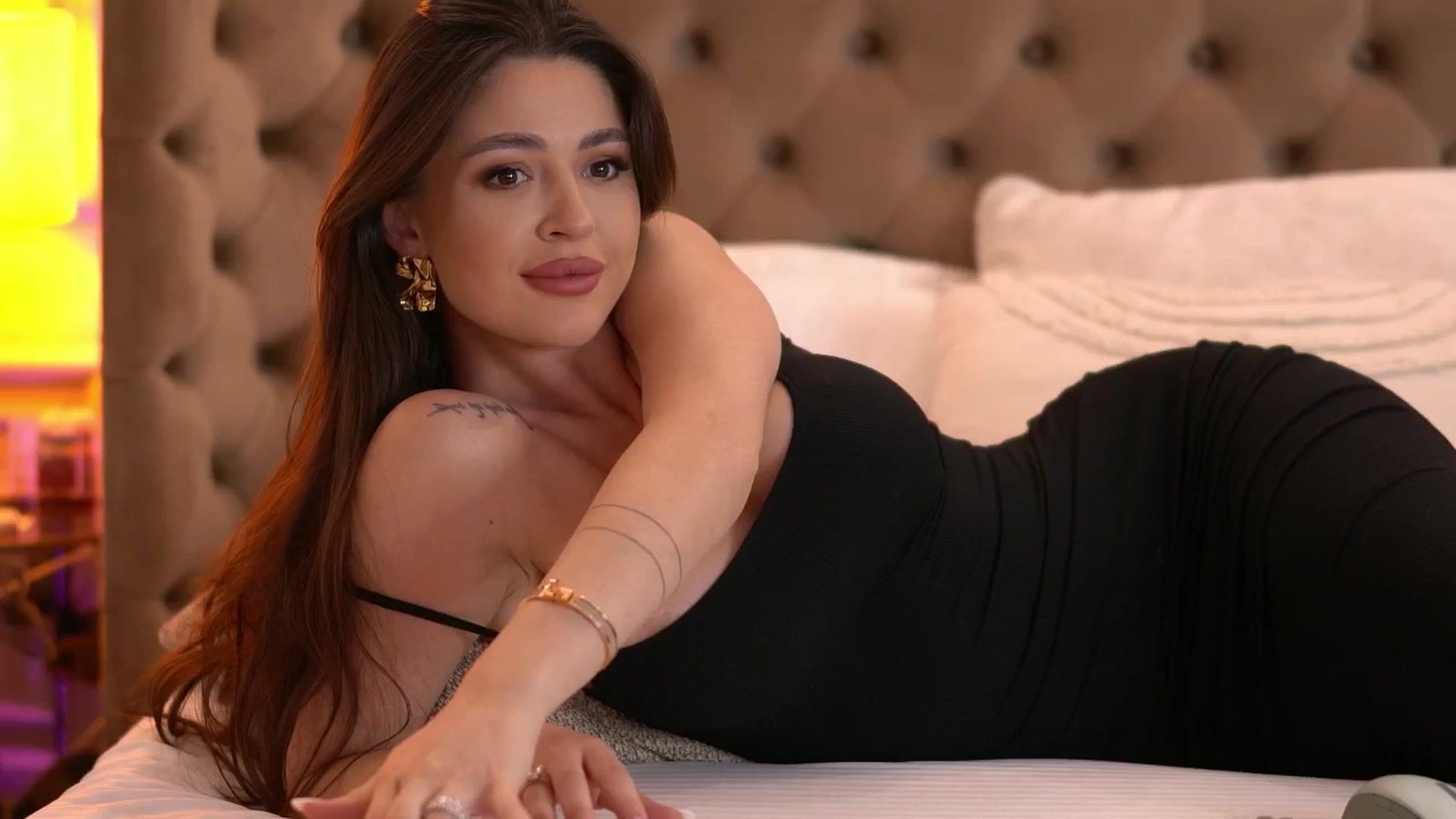 Gallery image thumbnail from AshleyBae's myfreecams stream on, 06/24/2025, 13:59 image 9 of 20