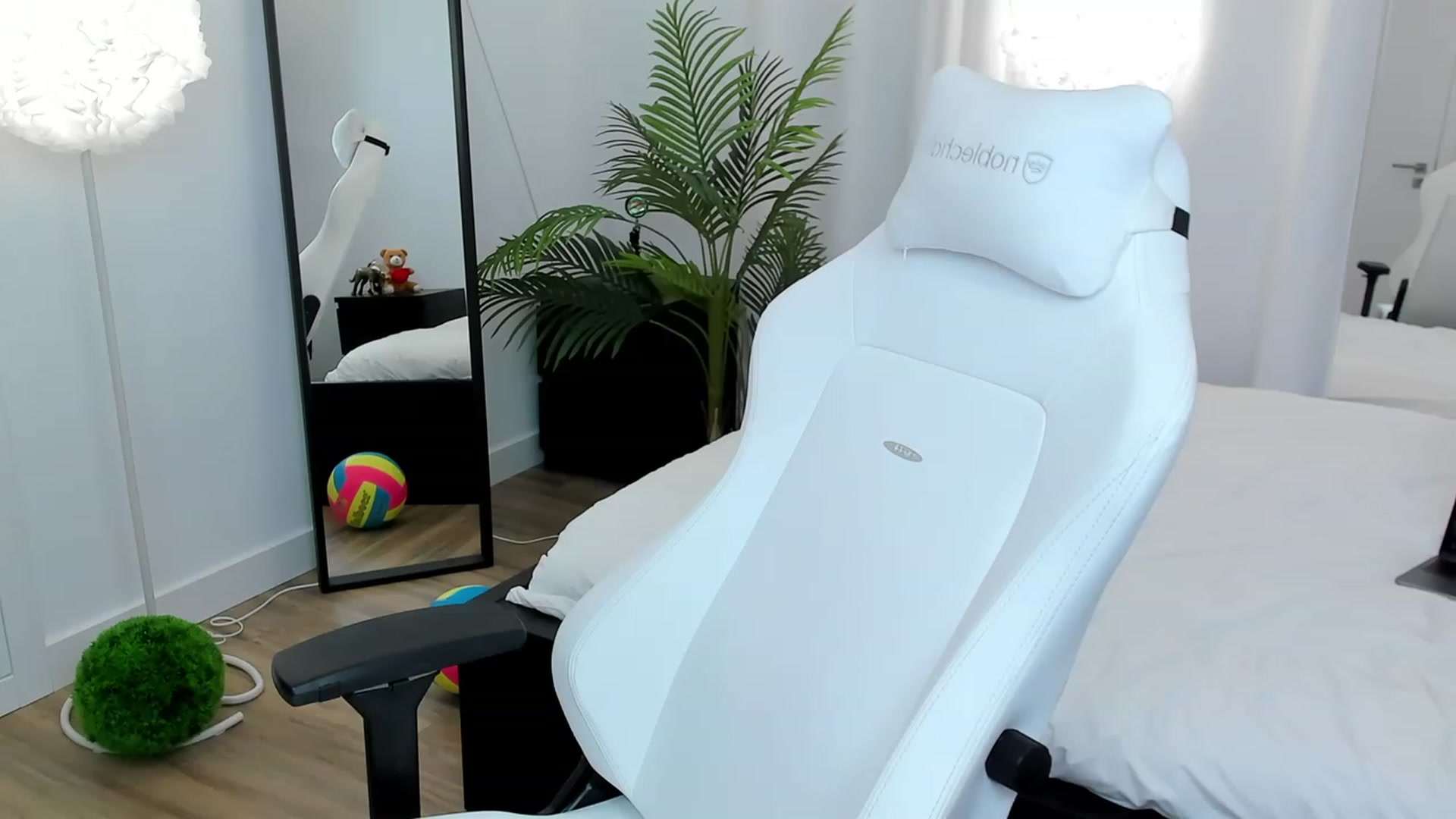 Gallery image thumbnail from AshleyBamby's myfreecams stream on, 10/13/2023, 24:19 image 16 of 20