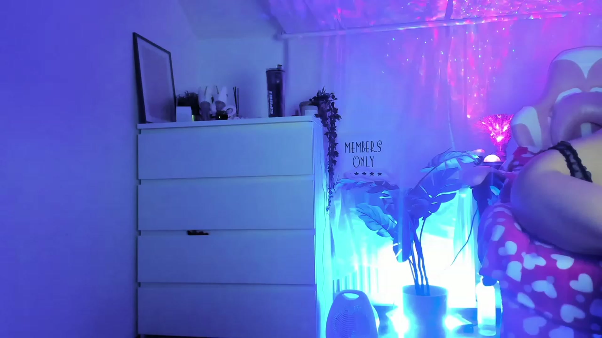 Gallery image thumbnail from AshleyJohnes's myfreecams stream on, 02/13/2023, 07:47 image 8 of 20