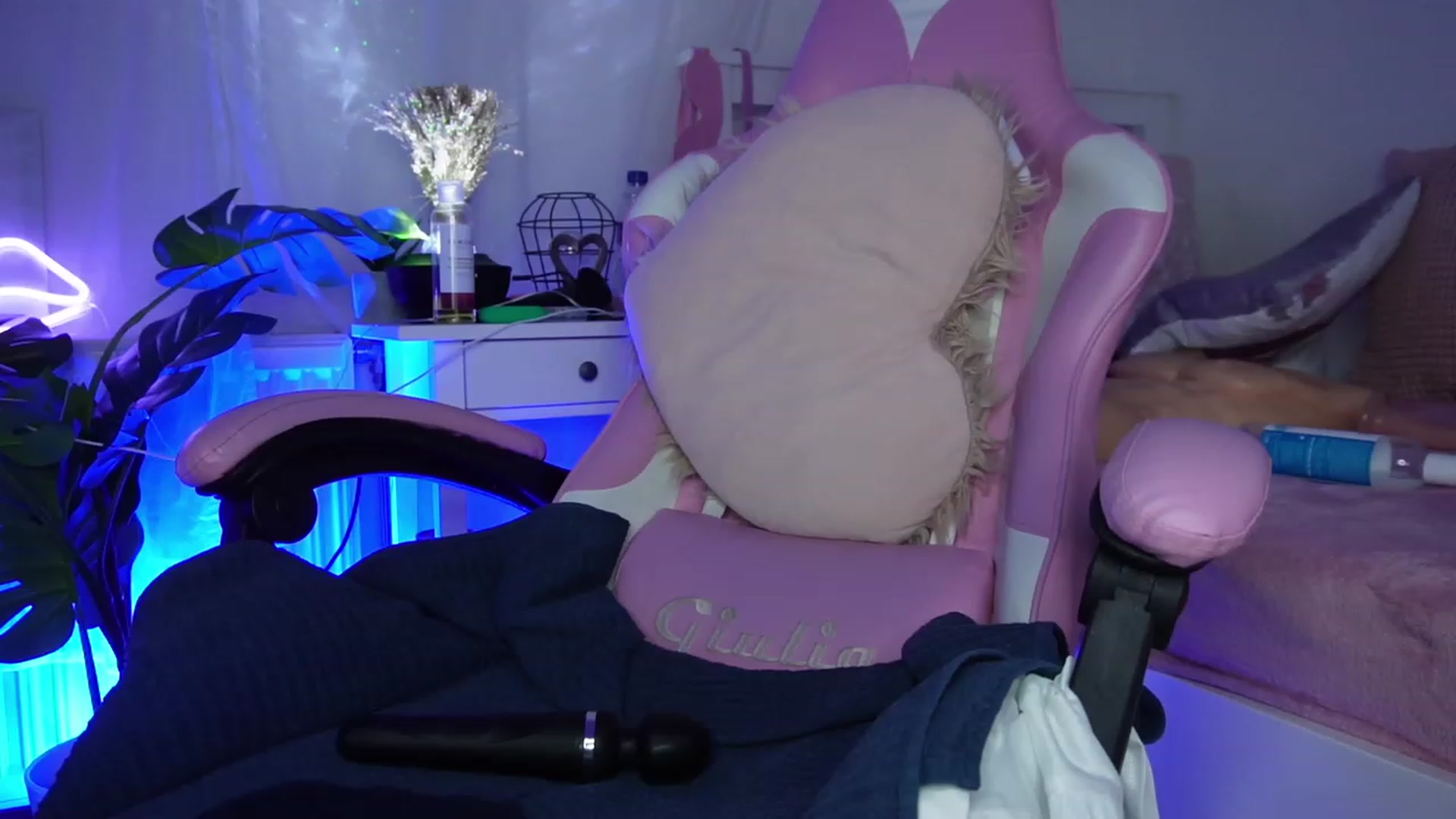 Gallery image thumbnail from AshleyJohnes's myfreecams stream on, 03/20/2023, 07:19 image 11 of 20
