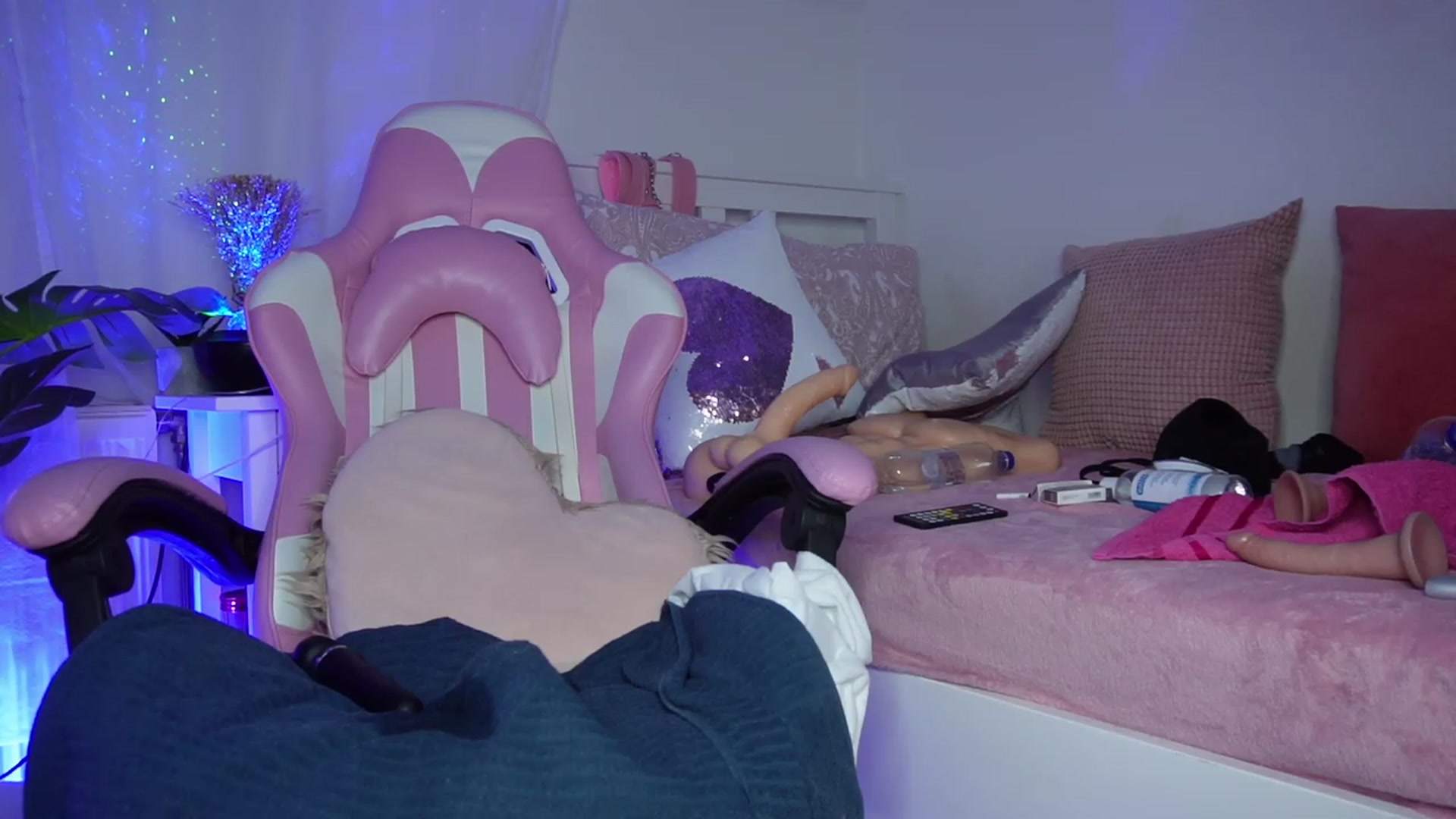 Gallery image thumbnail from AshleyJohnes's myfreecams stream on, 03/22/2023, 08:13 image 19 of 20