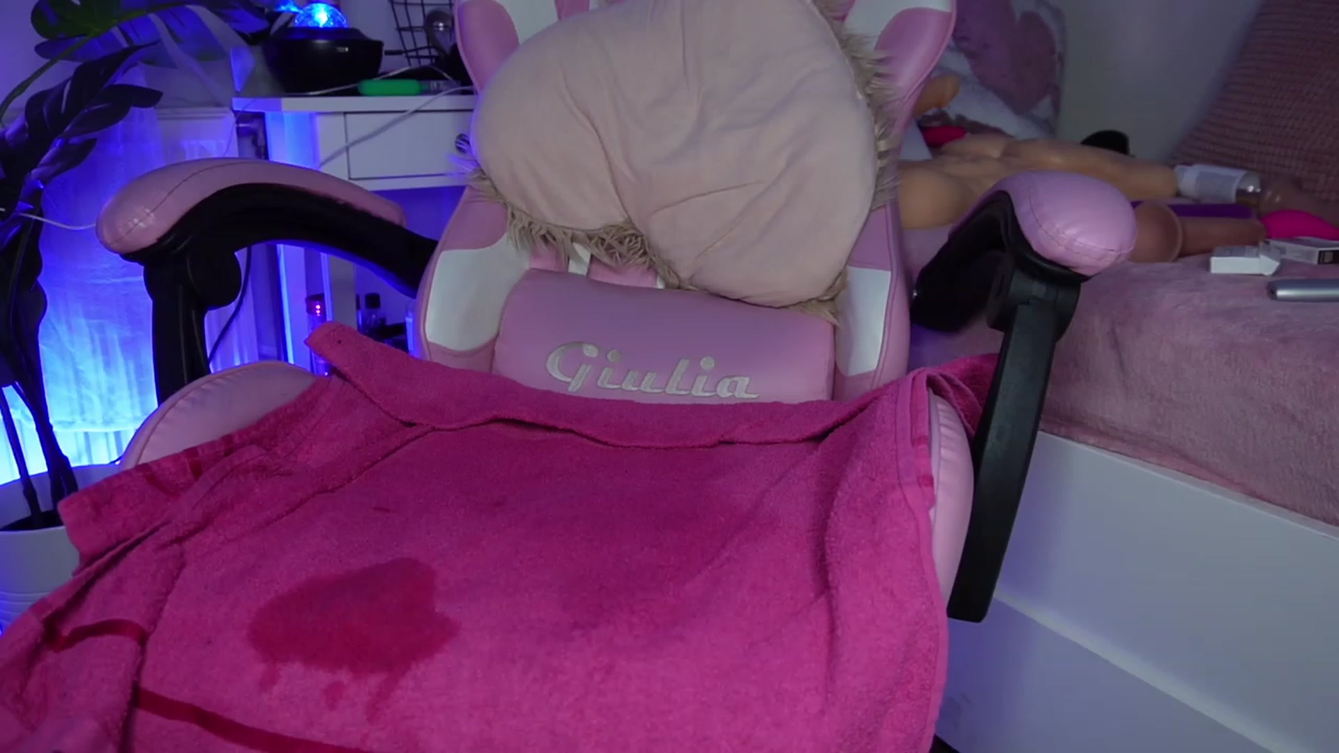 Gallery image thumbnail from AshleyJohnes's myfreecams stream on, 03/23/2023, 09:24 image 6 of 20