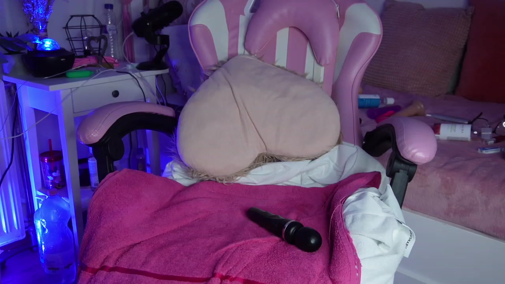 Gallery image thumbnail from AshleyJohnes's myfreecams stream on, 03/25/2023, 08:00 image 18 of 20