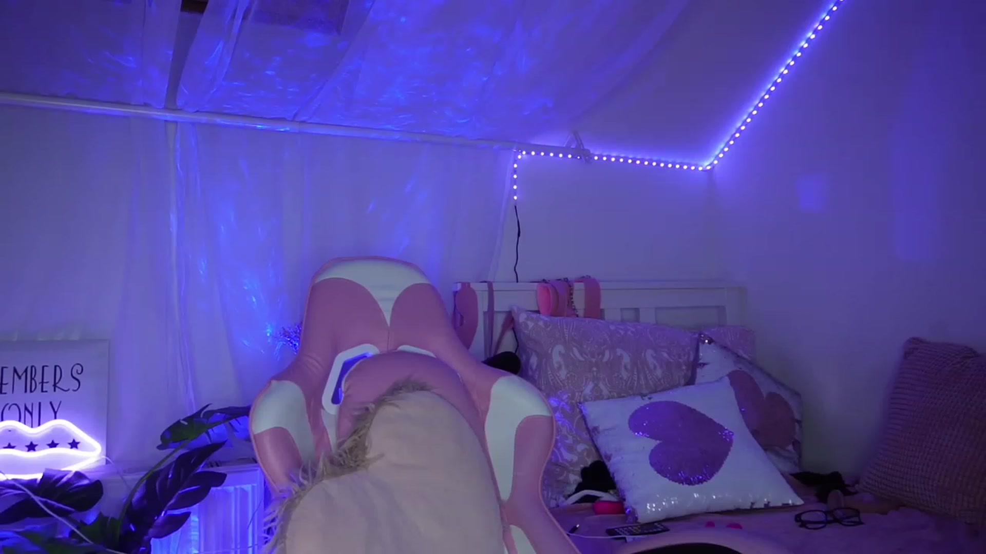 Gallery image thumbnail from AshleyJohnes's myfreecams stream on, 03/27/2023, 07:59 image 3 of 20