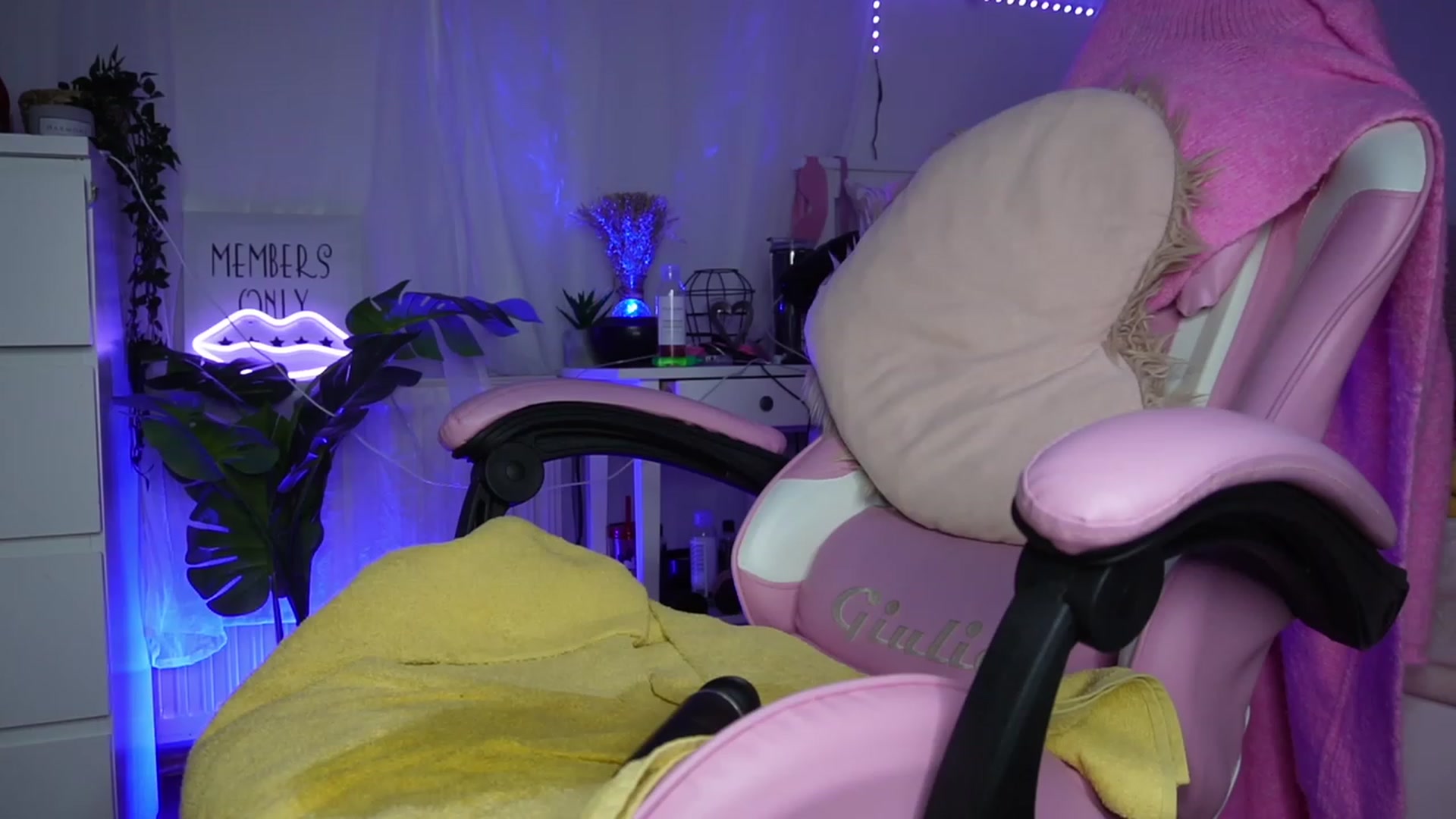 Gallery image thumbnail from AshleyJohnes's myfreecams stream on, 04/10/2023, 07:04 image 18 of 20