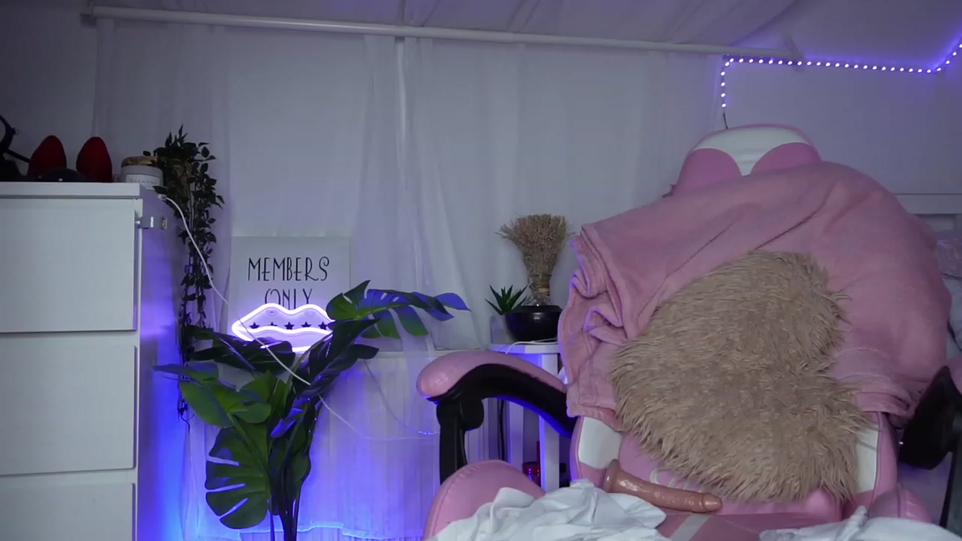 Gallery image thumbnail from AshleyJohnes's myfreecams stream on, 04/17/2023, 08:55 image 6 of 20