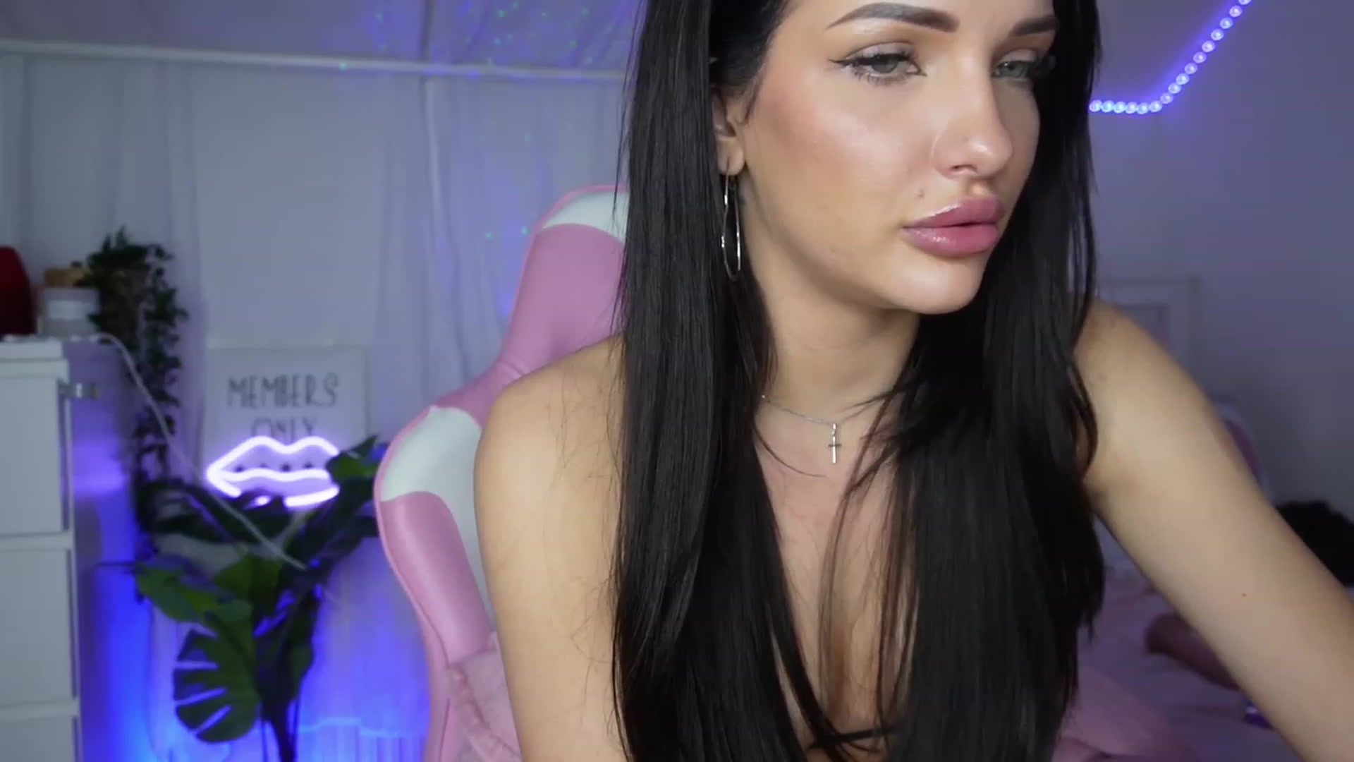 Gallery image thumbnail from AshleyJohnes's myfreecams stream on, 04/18/2023, 07:03 image 6 of 20