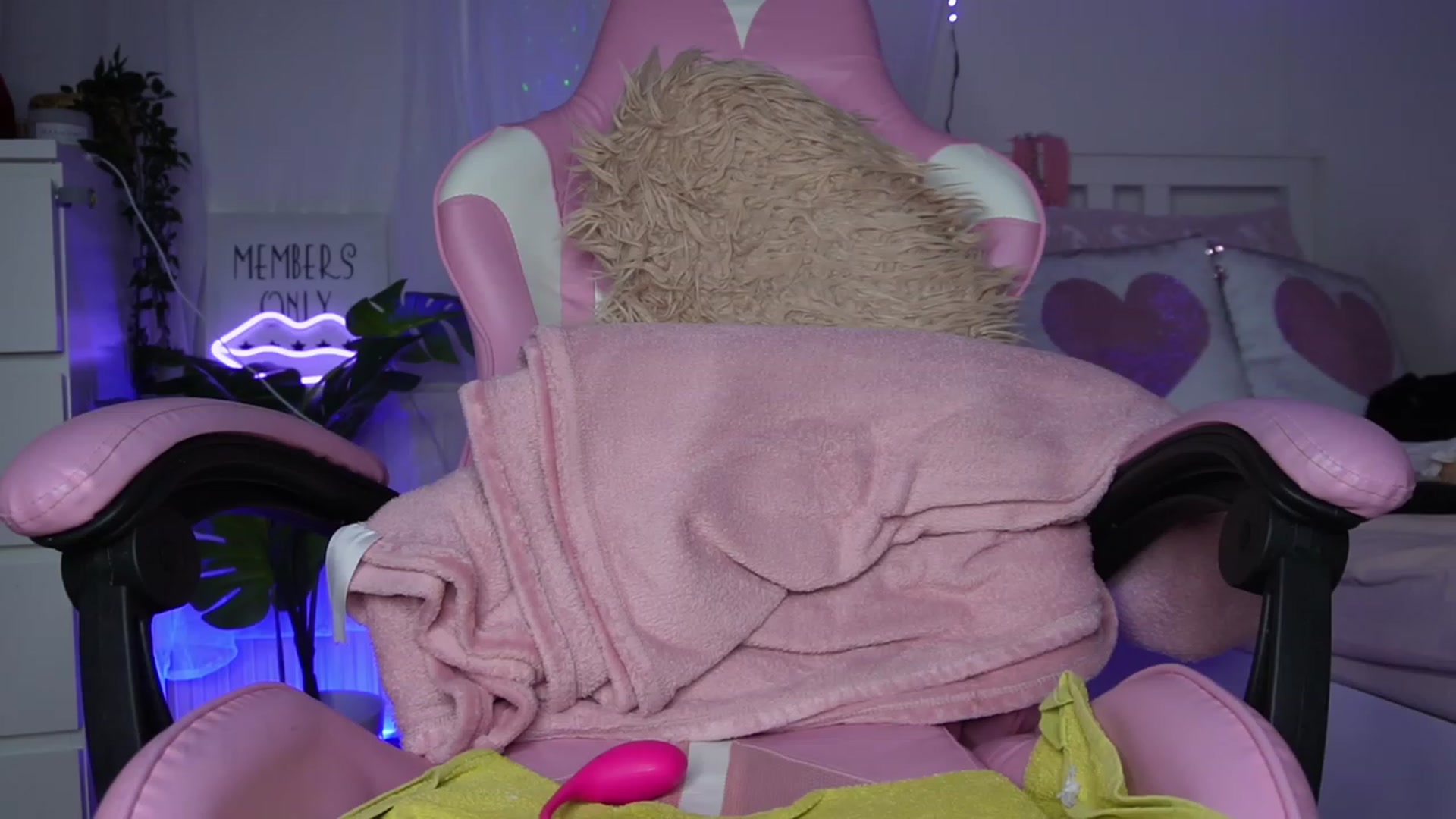 Gallery image thumbnail from AshleyJohnes's myfreecams stream on, 04/18/2023, 08:17 image 12 of 20
