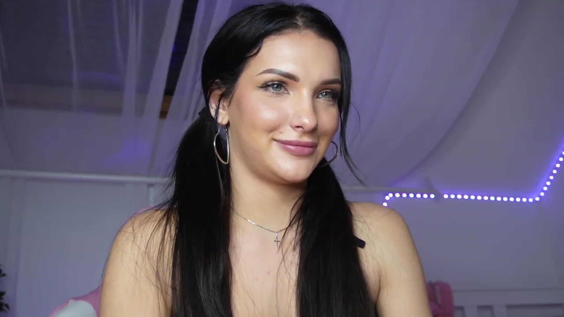 Gallery image thumbnail from AshleyJohnes's myfreecams stream on, 04/18/2023, 08:40 image 15 of 20