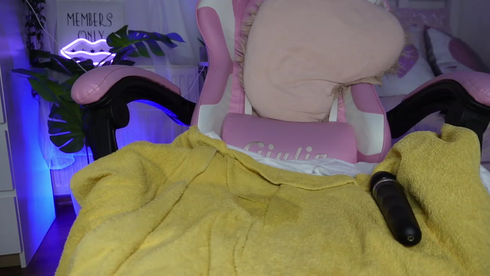 Gallery image thumbnail from AshleyJohnes's myfreecams stream on, 04/24/2023, 06:25 image 20 of 20
