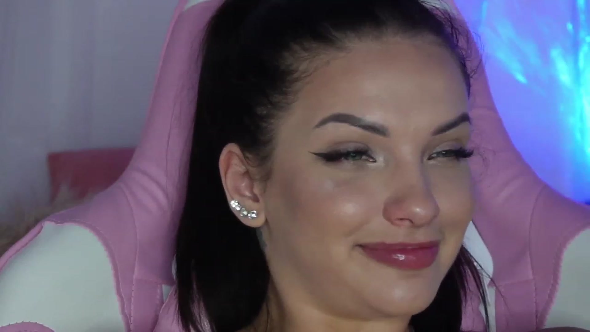 Gallery image thumbnail from AshleyJohnes's myfreecams stream on, 06/30/2023, 07:24 image 16 of 20