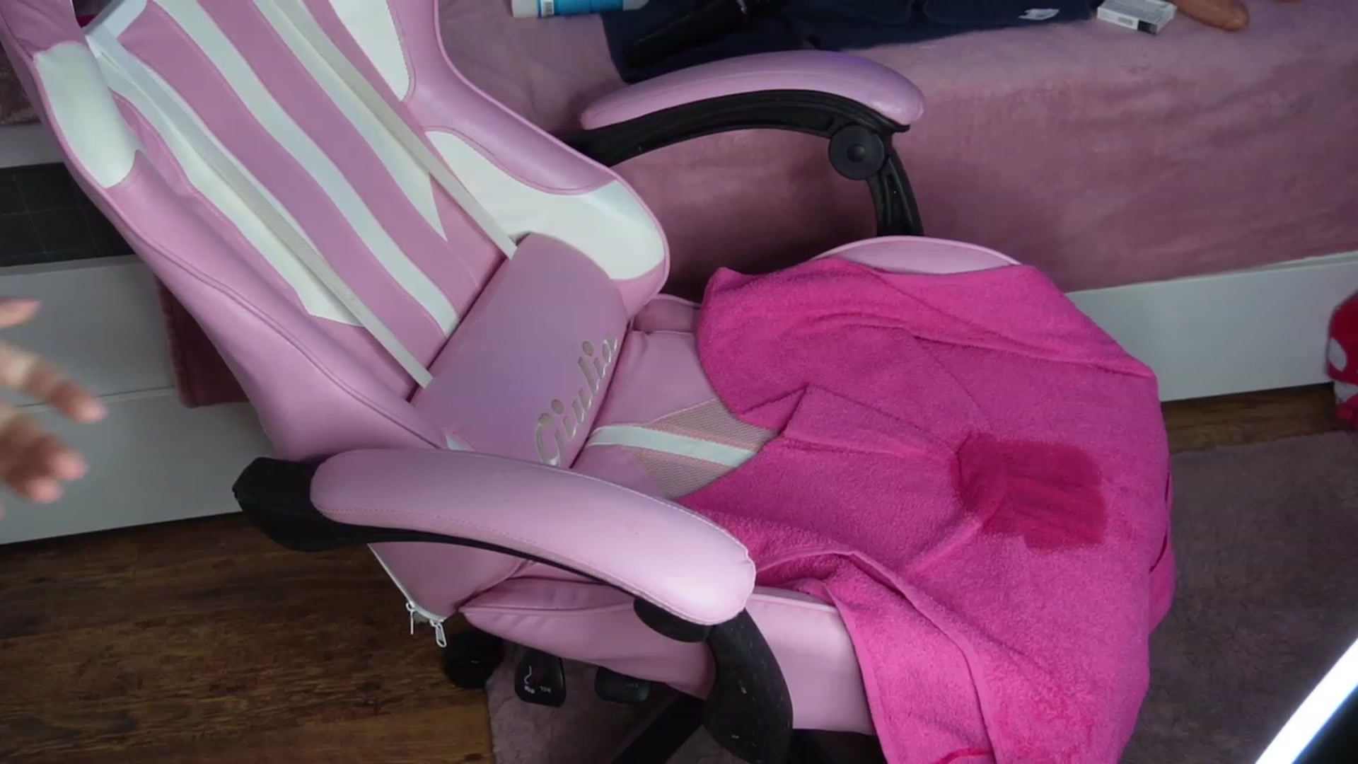 Gallery image thumbnail from AshleyJohnes's myfreecams stream on, 08/19/2023, 06:29 image 1 of 20
