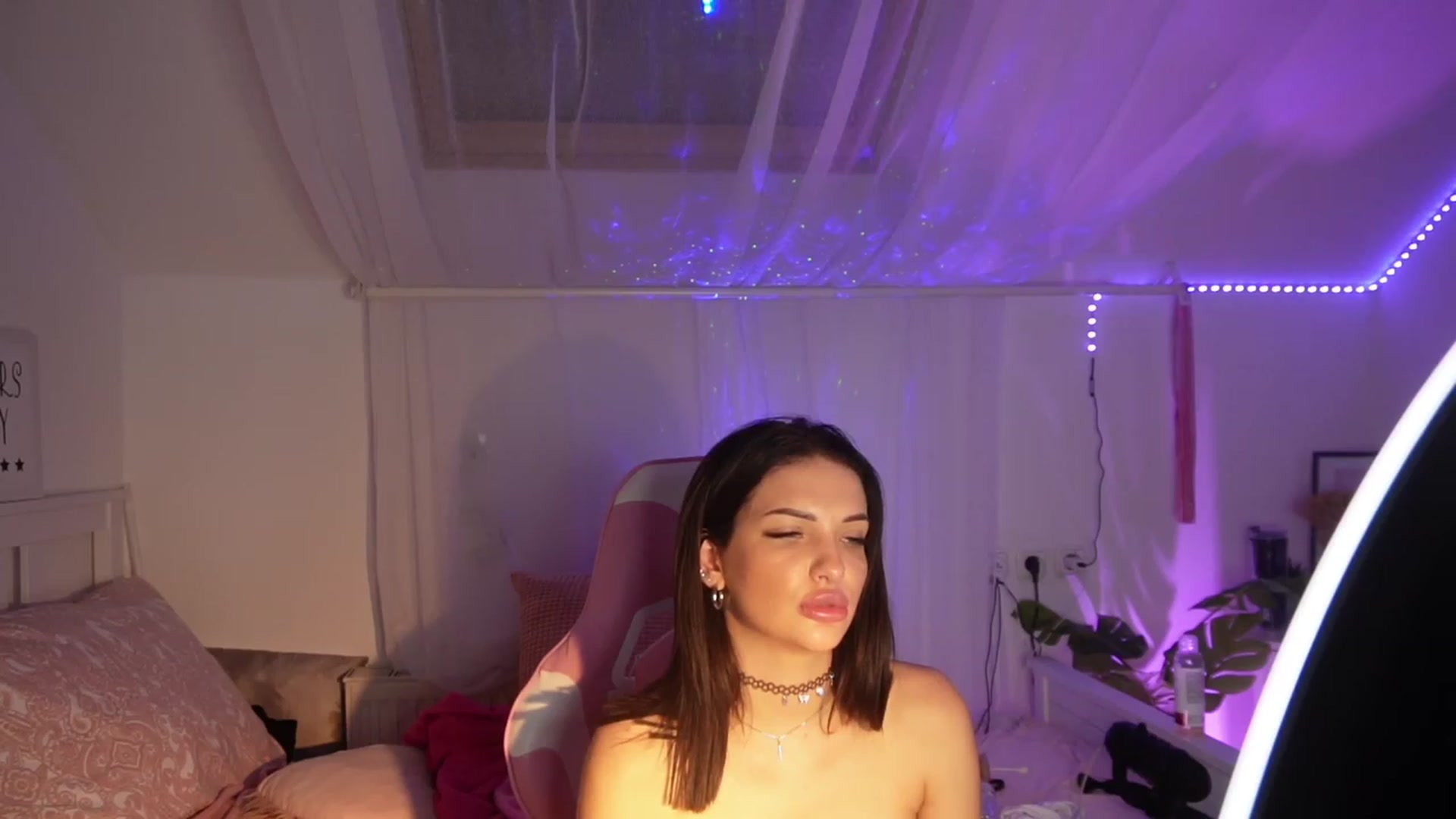 Gallery image thumbnail from AshleyJohnes's myfreecams stream on, 10/21/2023, 06:57 image 18 of 20