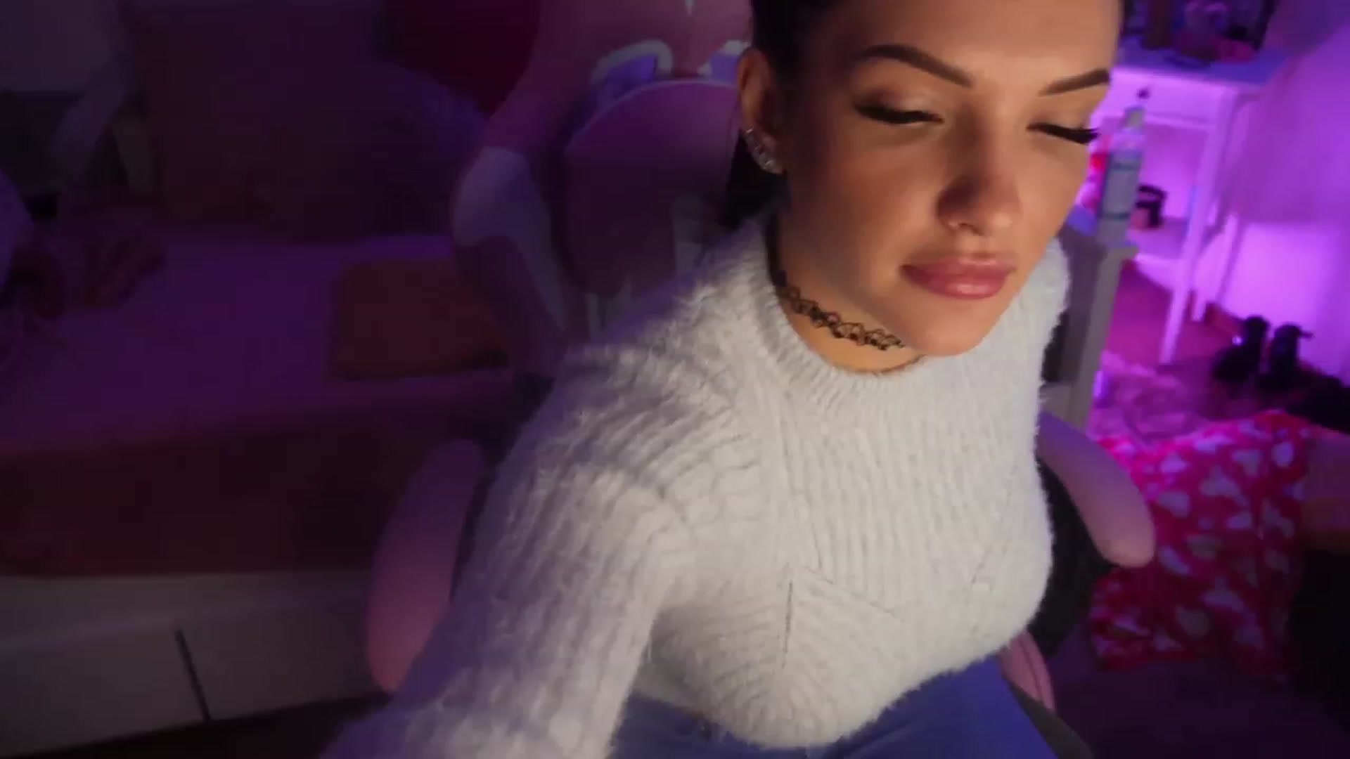 Gallery image thumbnail from AshleyJohnes's myfreecams stream on, 12/21/2023, 05:13 image 5 of 20