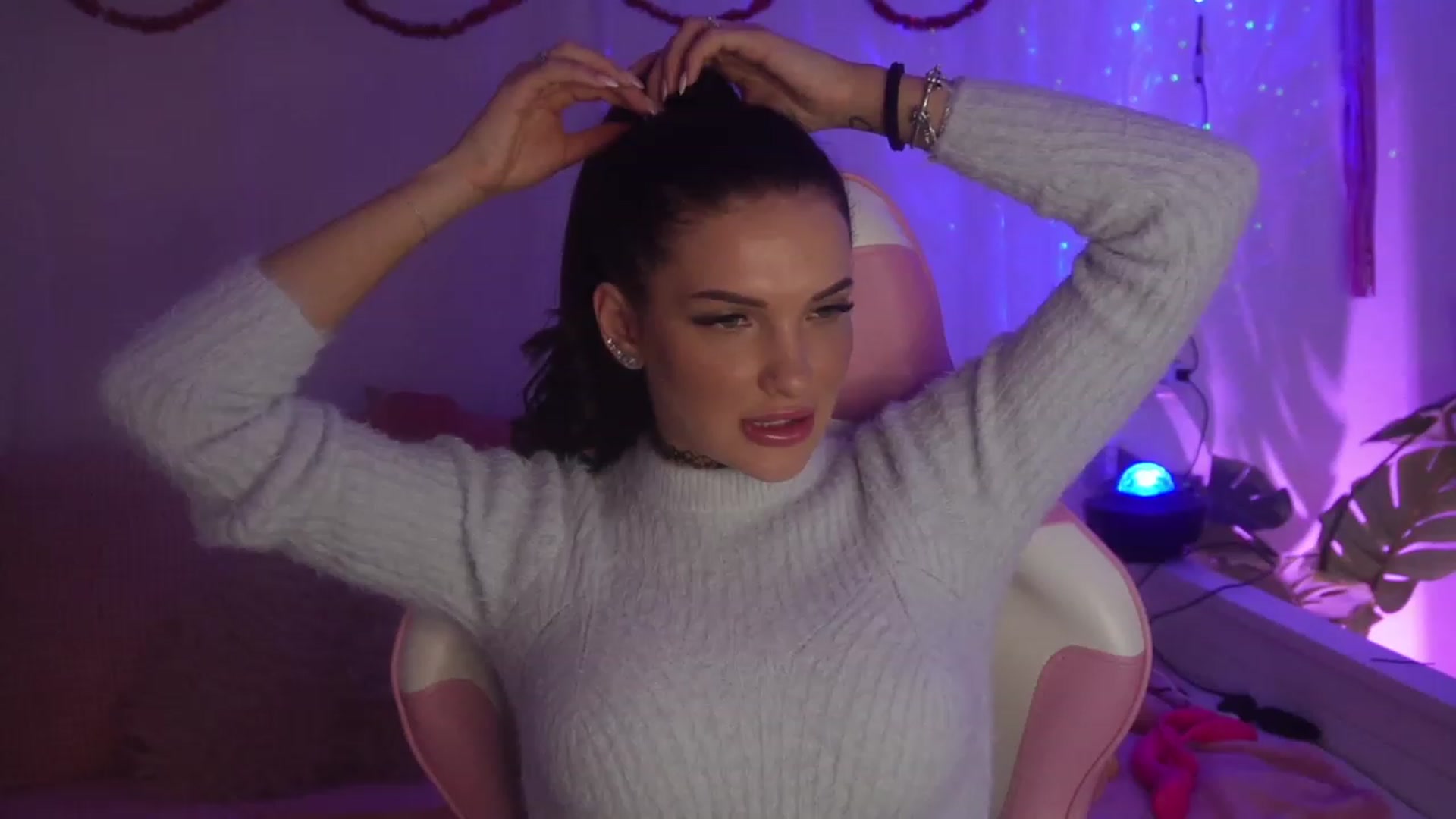 Gallery image thumbnail from AshleyJohnes's myfreecams stream on, 12/21/2023, 05:13 image 1 of 20
