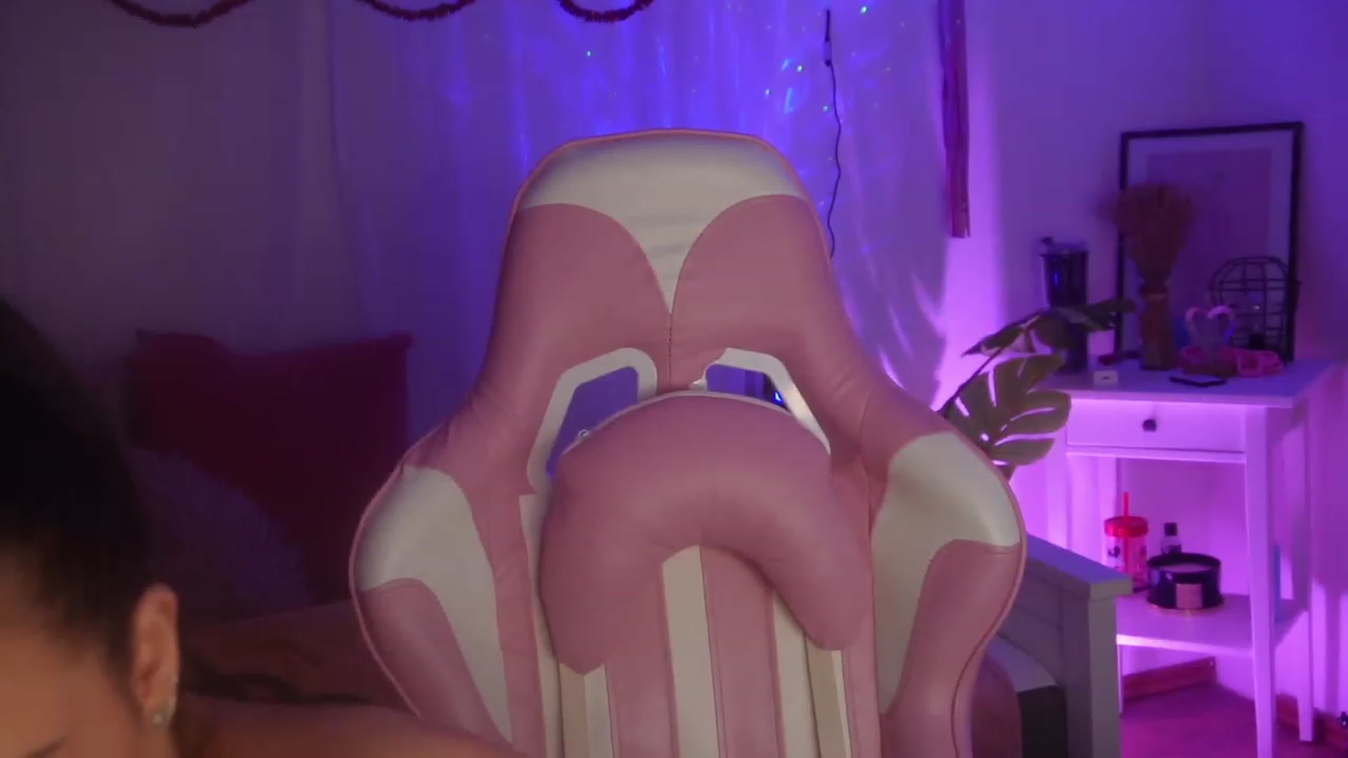 Gallery image thumbnail from AshleyJohnes's myfreecams stream on, 12/22/2023, 06:01 image 10 of 20