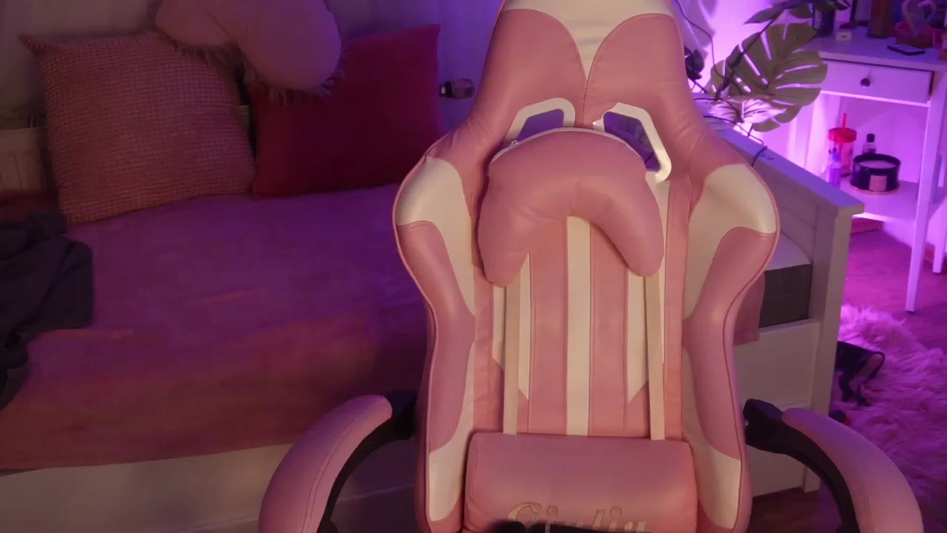Gallery image thumbnail from AshleyJohnes's myfreecams stream on, 02/15/2024, 07:31 image 14 of 20