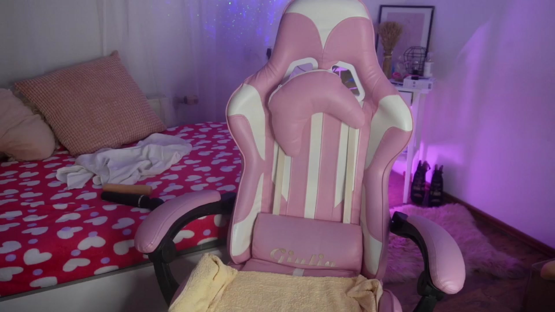 Gallery image thumbnail from AshleyJohnes's myfreecams stream on, 04/04/2024, 05:37 image 9 of 20