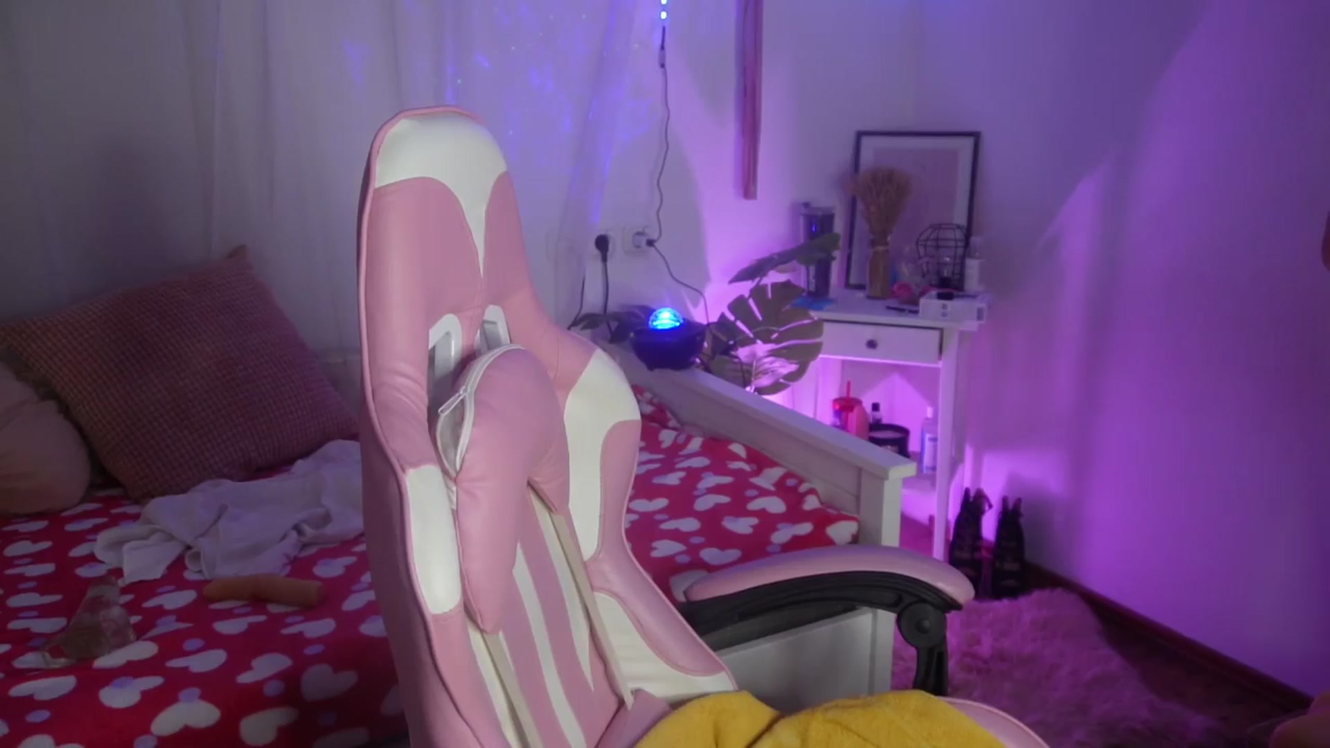 Gallery image thumbnail from AshleyJohnes's myfreecams stream on, 04/04/2024, 07:00 image 14 of 20