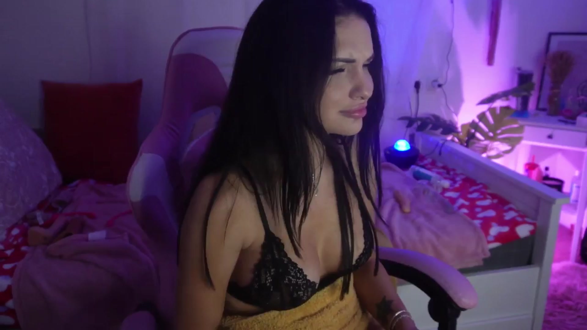 Gallery image thumbnail from AshleyJohnes's myfreecams stream on, 04/08/2024, 04:32 image 17 of 20