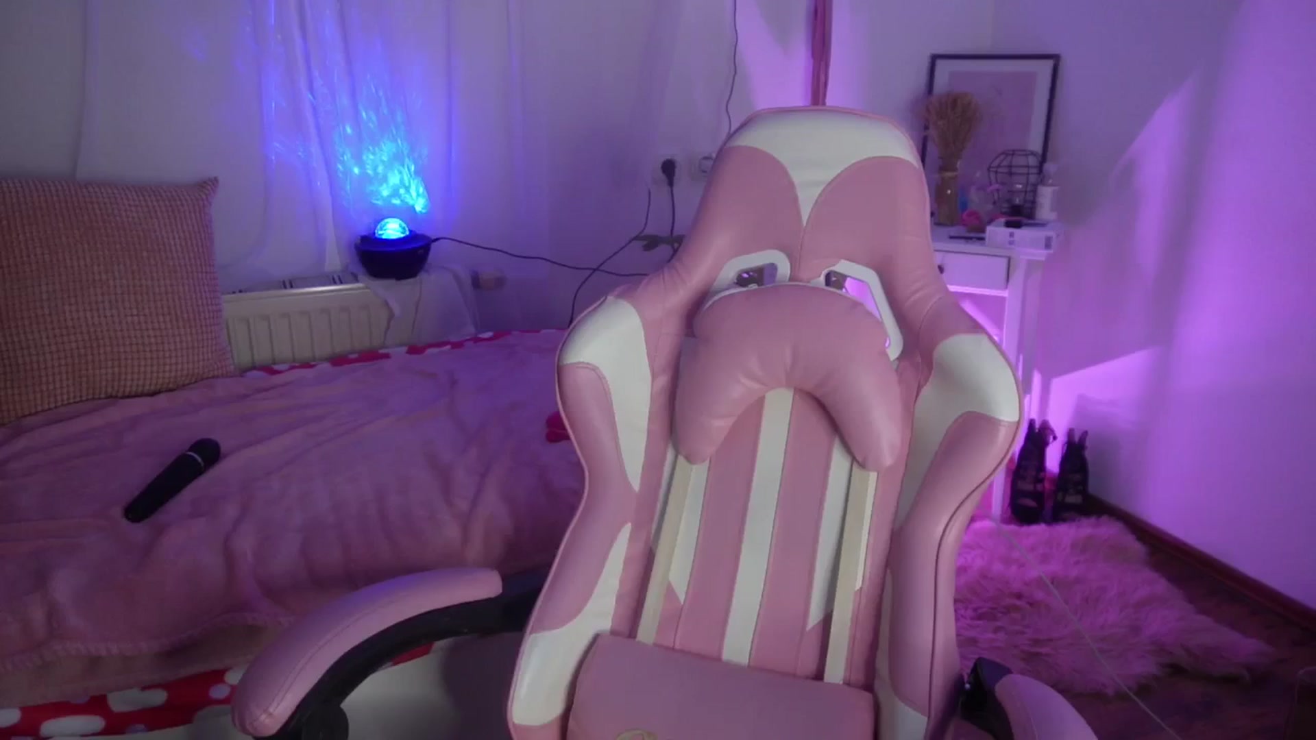 Gallery image thumbnail from AshleyJohnes's myfreecams stream on, 04/22/2024, 06:21 image 15 of 20