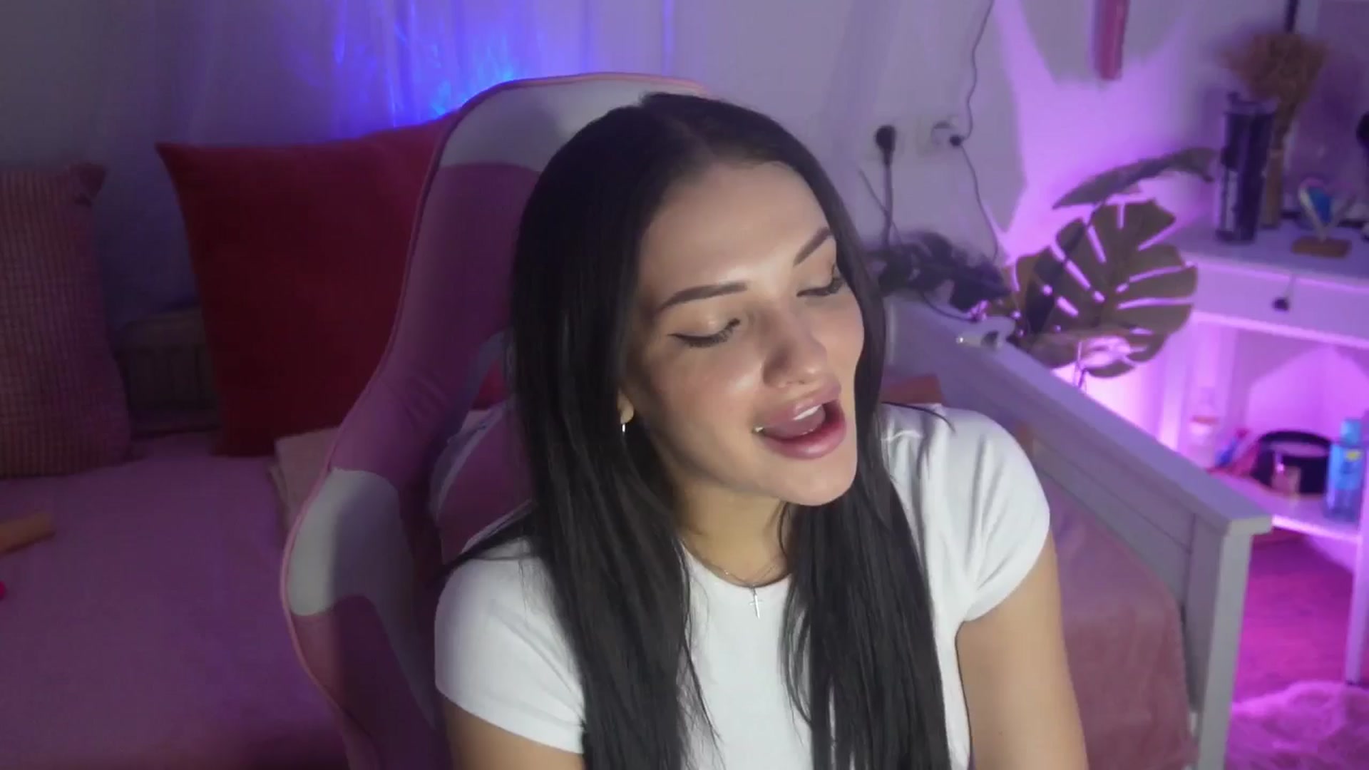 Gallery image thumbnail from AshleyJohnes's myfreecams stream on, 05/07/2024, 06:37 image 1 of 20