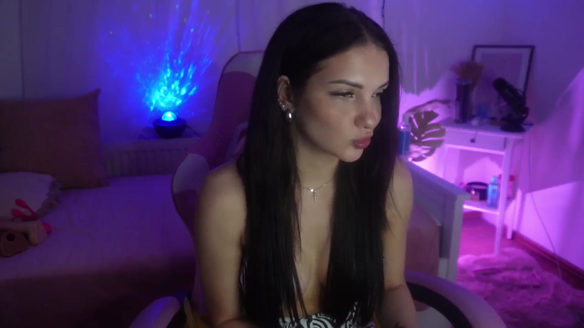 Gallery image thumbnail from AshleyJohnes's myfreecams stream on, 05/21/2024, 04:48 image 6 of 20