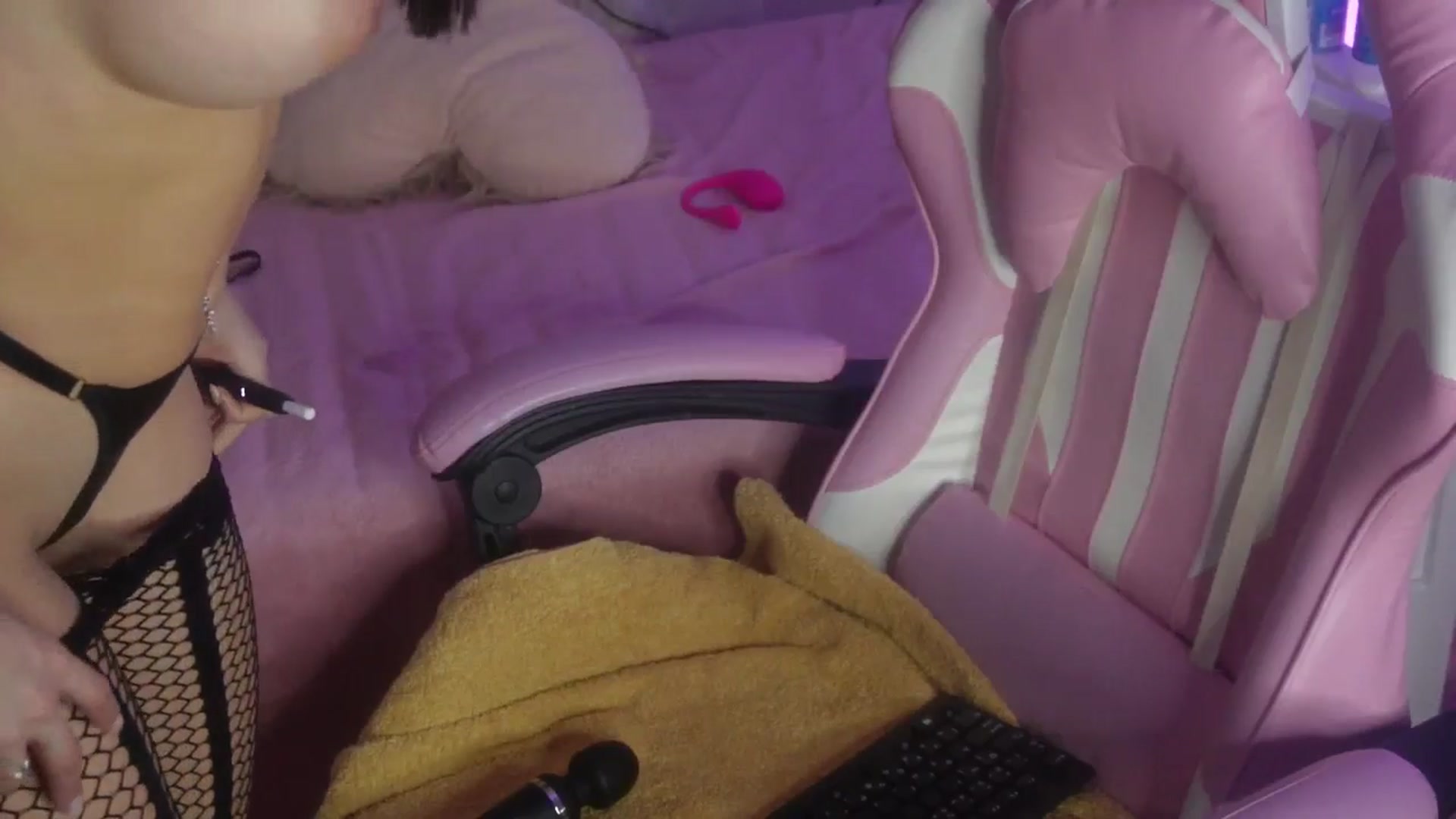 Gallery image thumbnail from AshleyJohnes's myfreecams stream on, 05/22/2024, 04:58 image 12 of 20