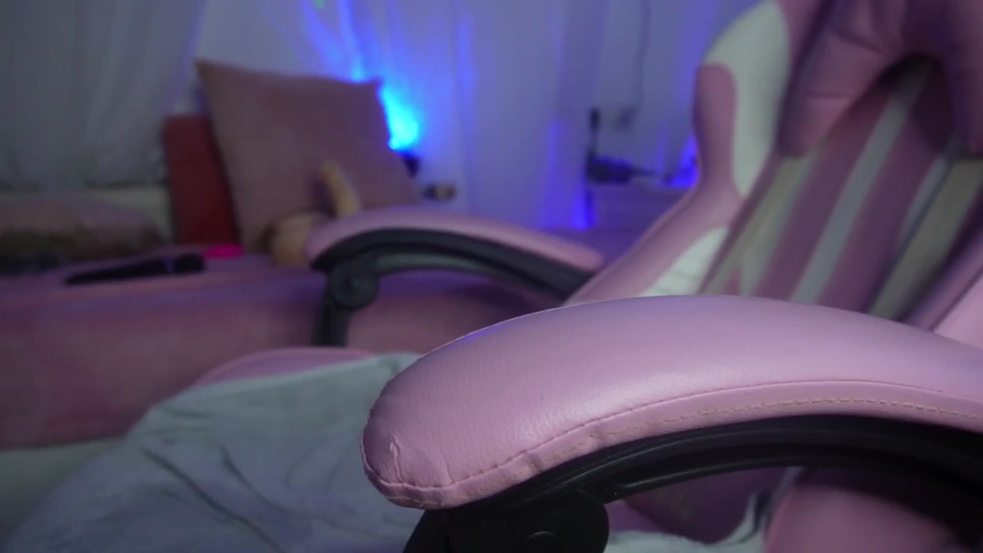 Gallery image thumbnail from AshleyJohnes's myfreecams stream on, 06/28/2024, 06:19 image 10 of 20
