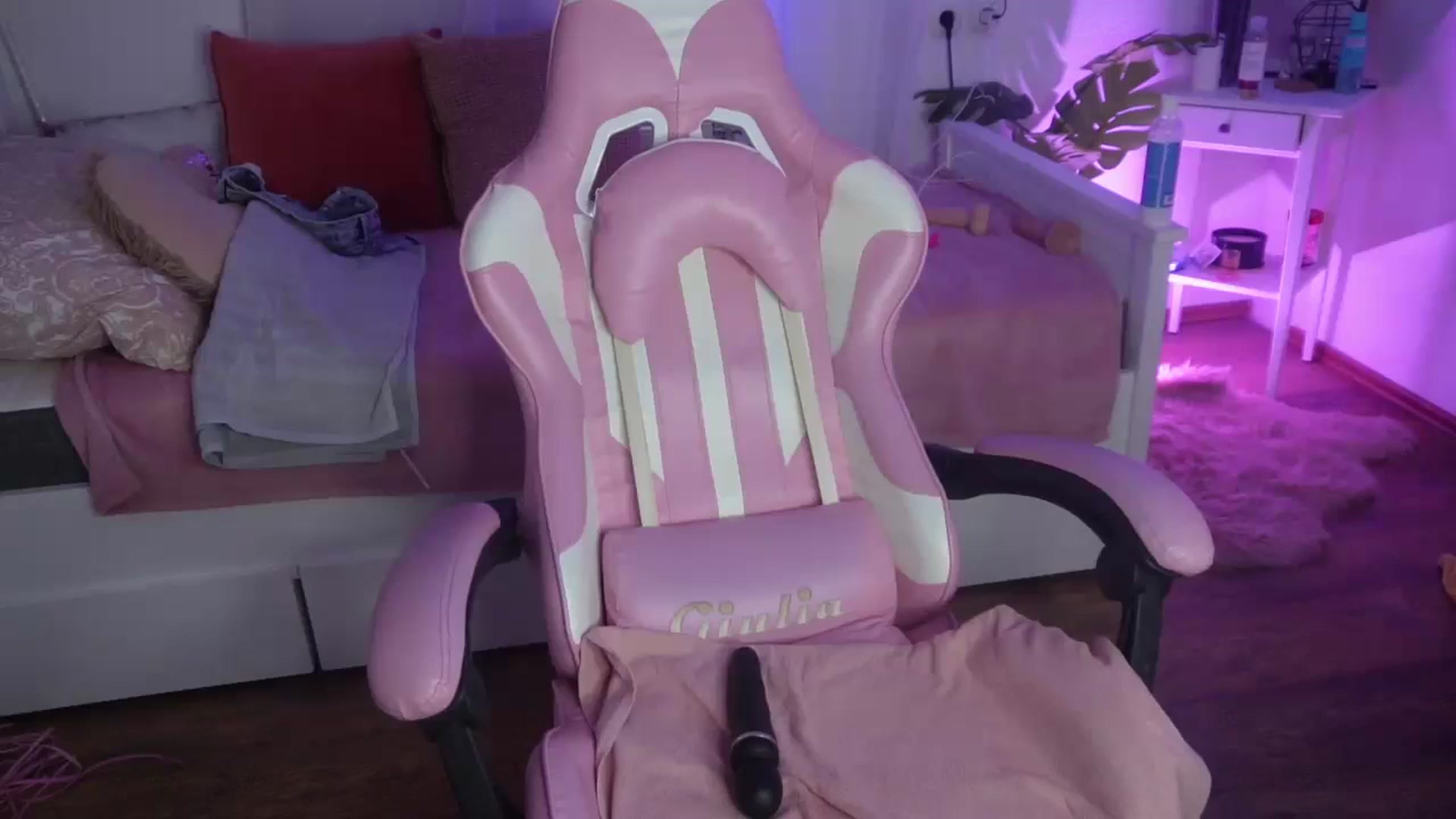 Gallery image thumbnail from AshleyJohnes's myfreecams stream on, 07/23/2024, 06:37 image 12 of 20