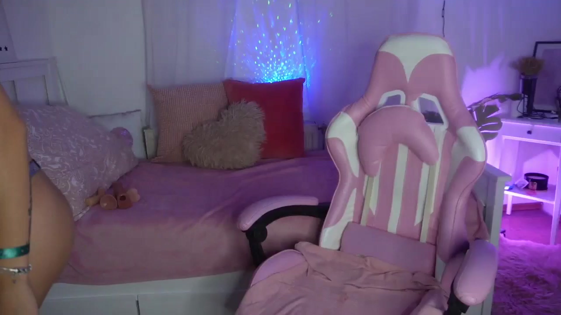 Gallery image thumbnail from AshleyJohnes's myfreecams stream on, 08/09/2024, 05:35 image 7 of 20