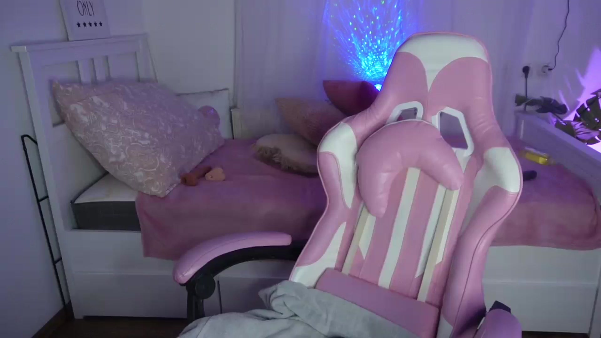 Gallery image thumbnail from AshleyJohnes's myfreecams stream on, 08/09/2024, 08:05 image 17 of 20