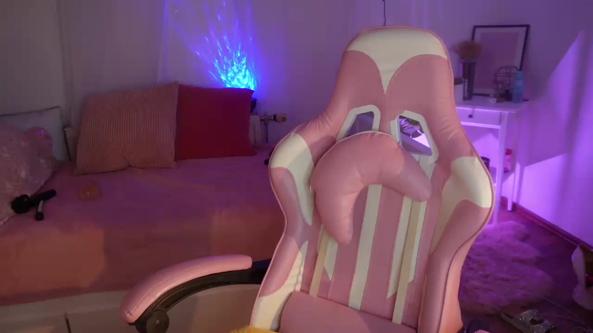 Gallery image thumbnail from AshleyJohnes's myfreecams stream on, 08/17/2024, 08:08 image 3 of 20
