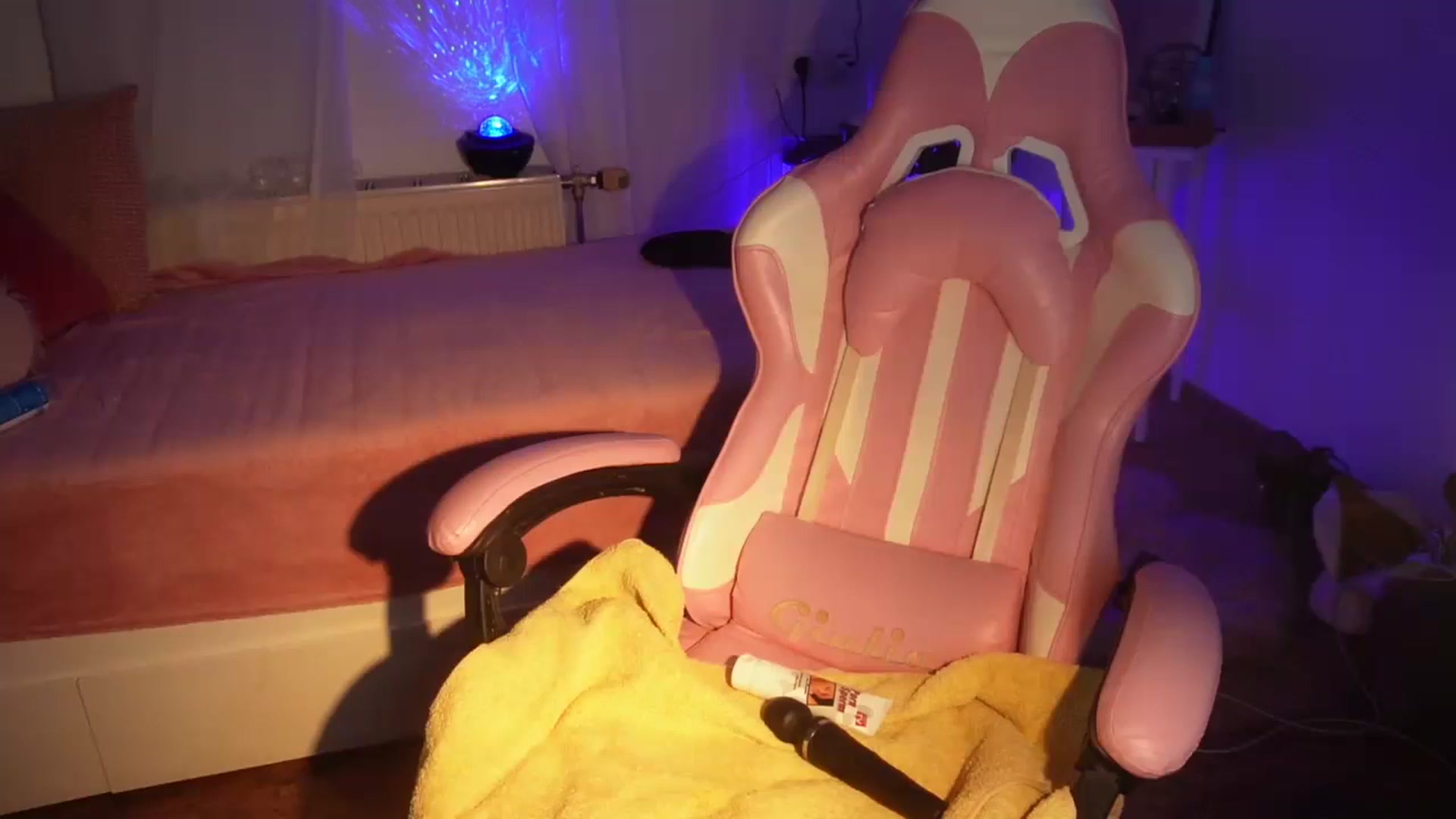 Gallery image thumbnail from AshleyJohnes's myfreecams stream on, 09/27/2024, 03:27 image 7 of 20