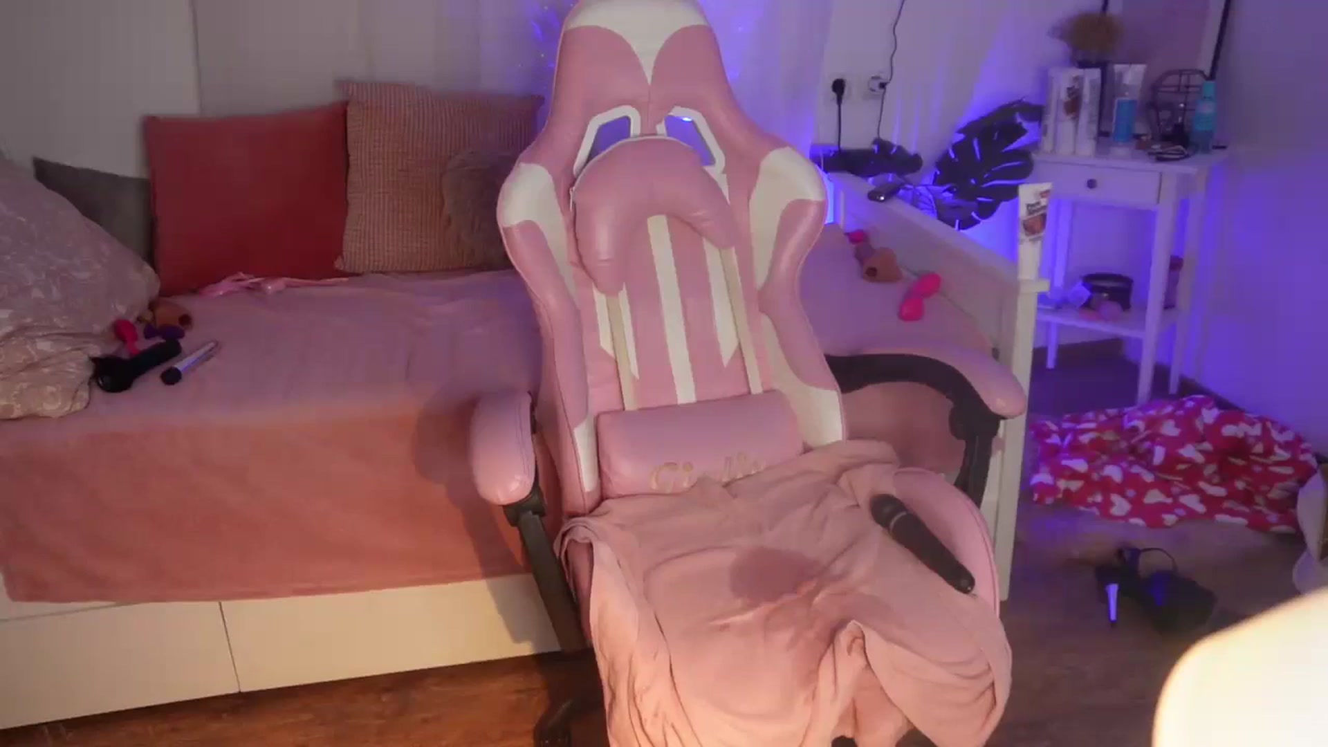 Gallery image thumbnail from AshleyJohnes's myfreecams stream on, 10/16/2024, 06:04 image 14 of 20