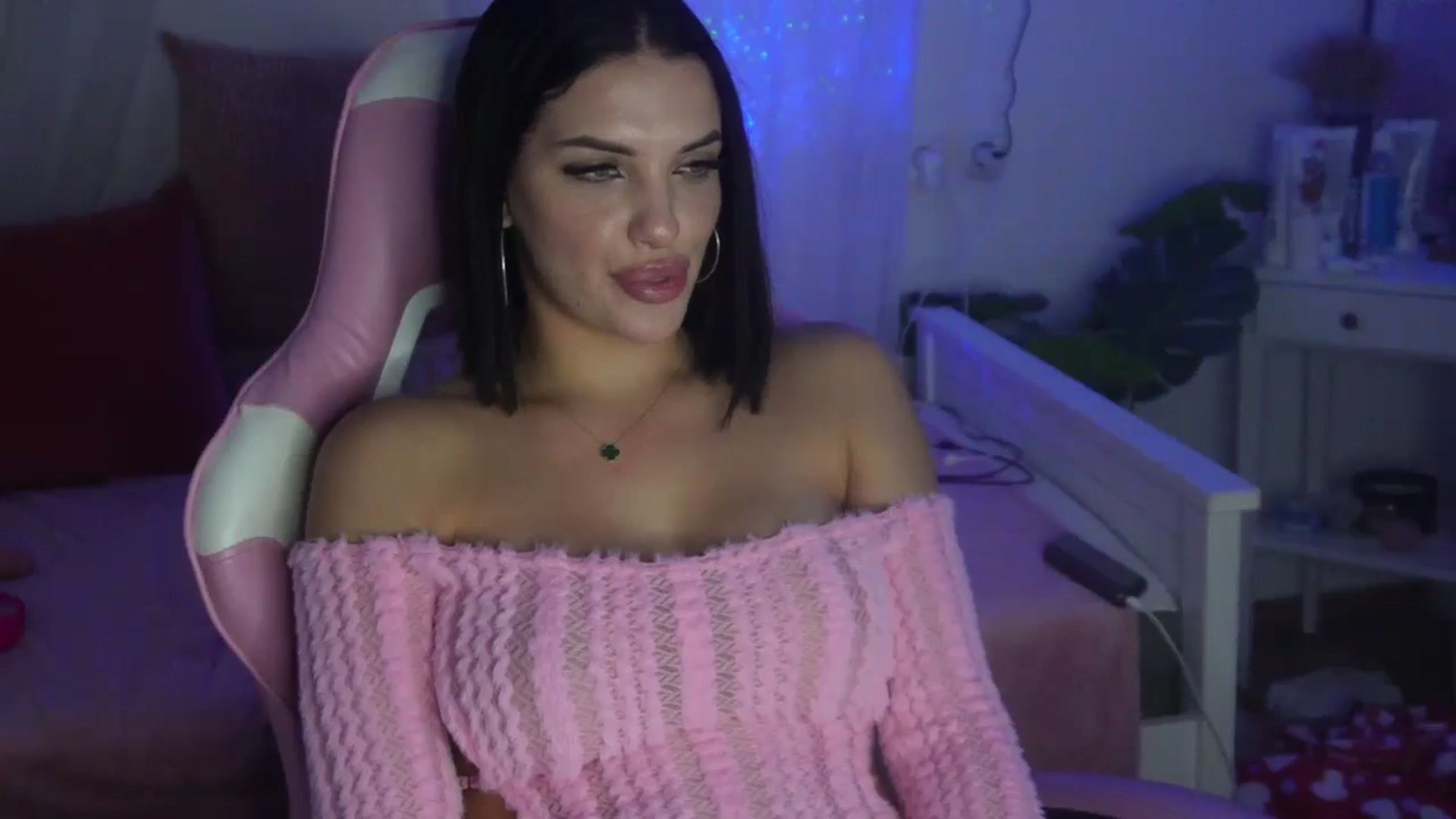 Gallery image thumbnail from AshleyJohnes's myfreecams stream on, 11/13/2024, 06:53 image 3 of 20