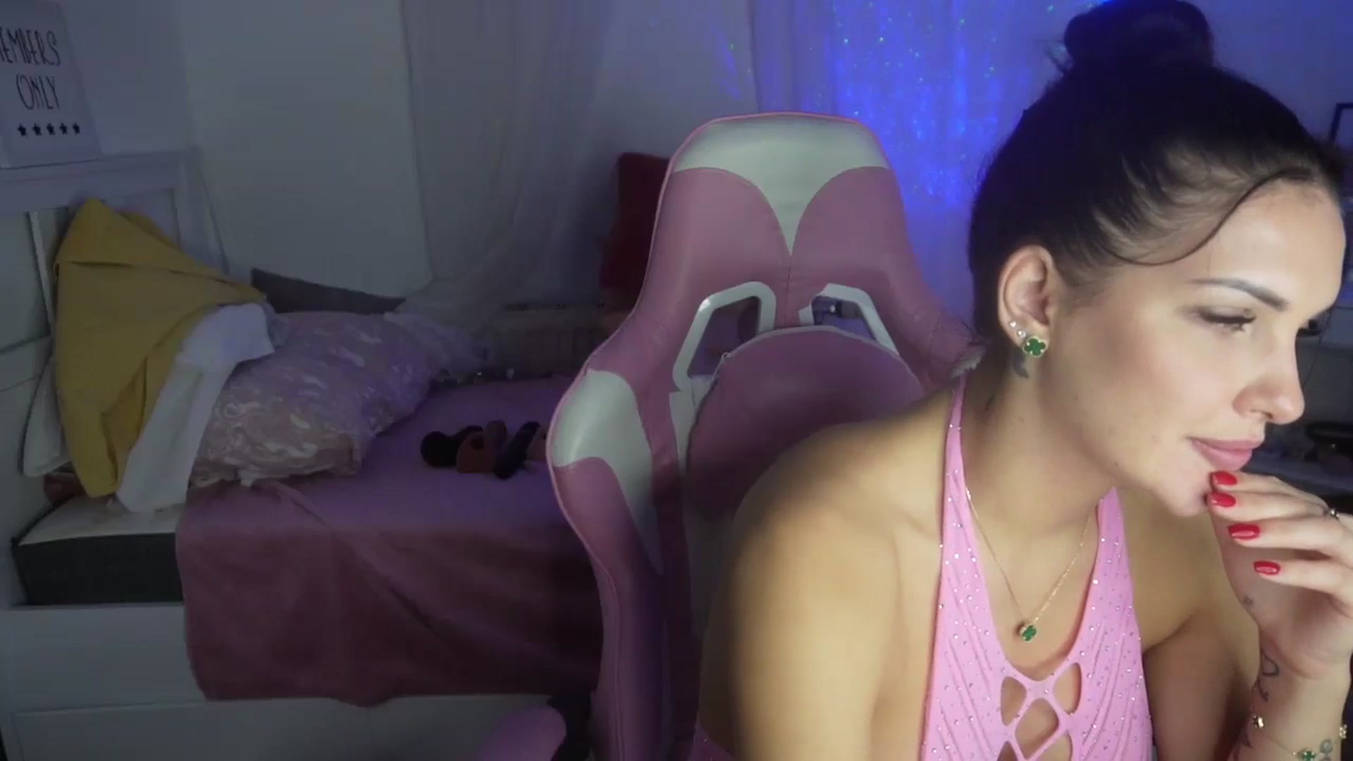 Gallery image thumbnail from AshleyJohnes's myfreecams stream on, 11/15/2024, 05:36 image 18 of 20