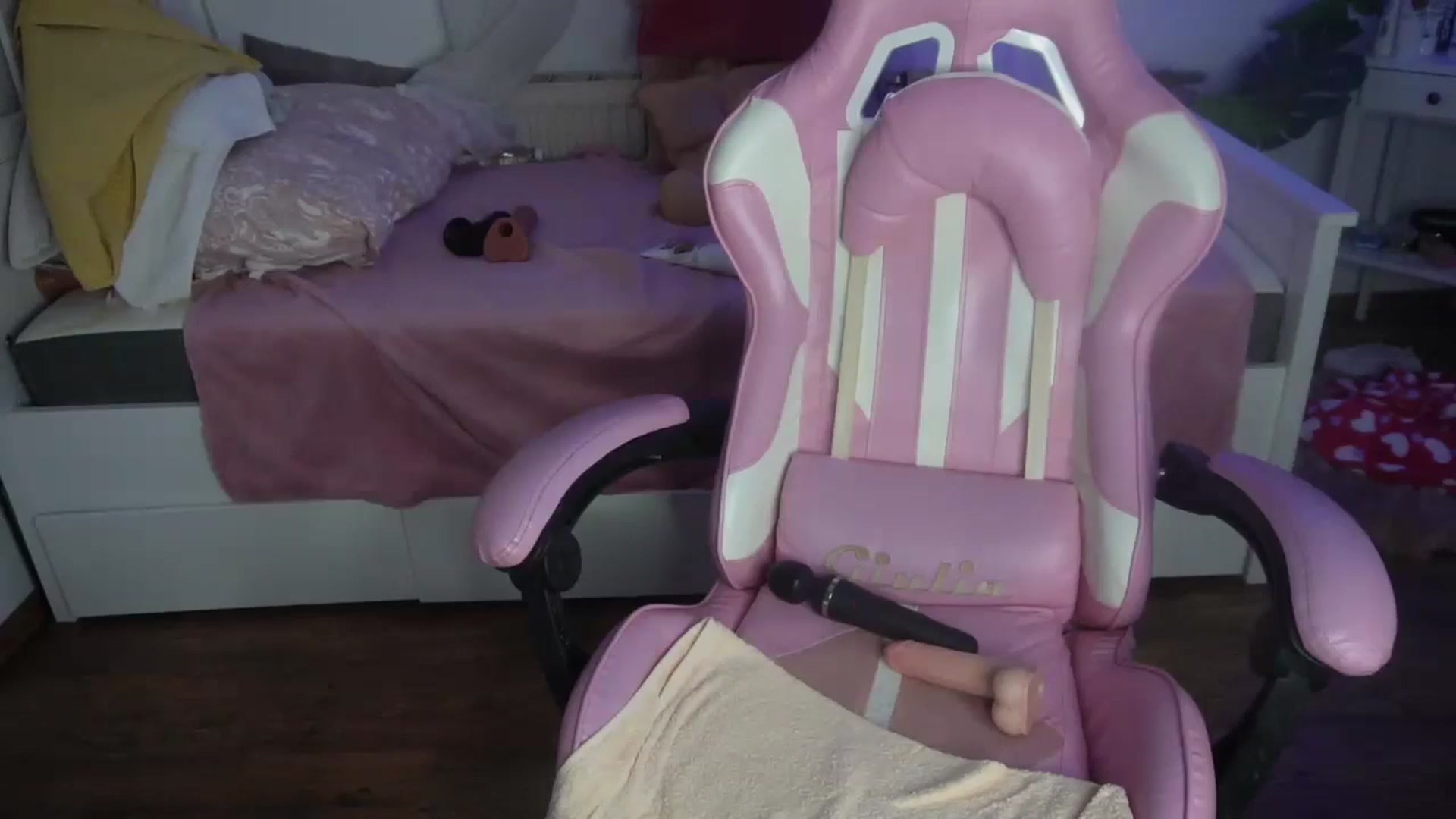 Gallery image thumbnail from AshleyJohnes's myfreecams stream on, 11/15/2024, 05:36 image 17 of 20