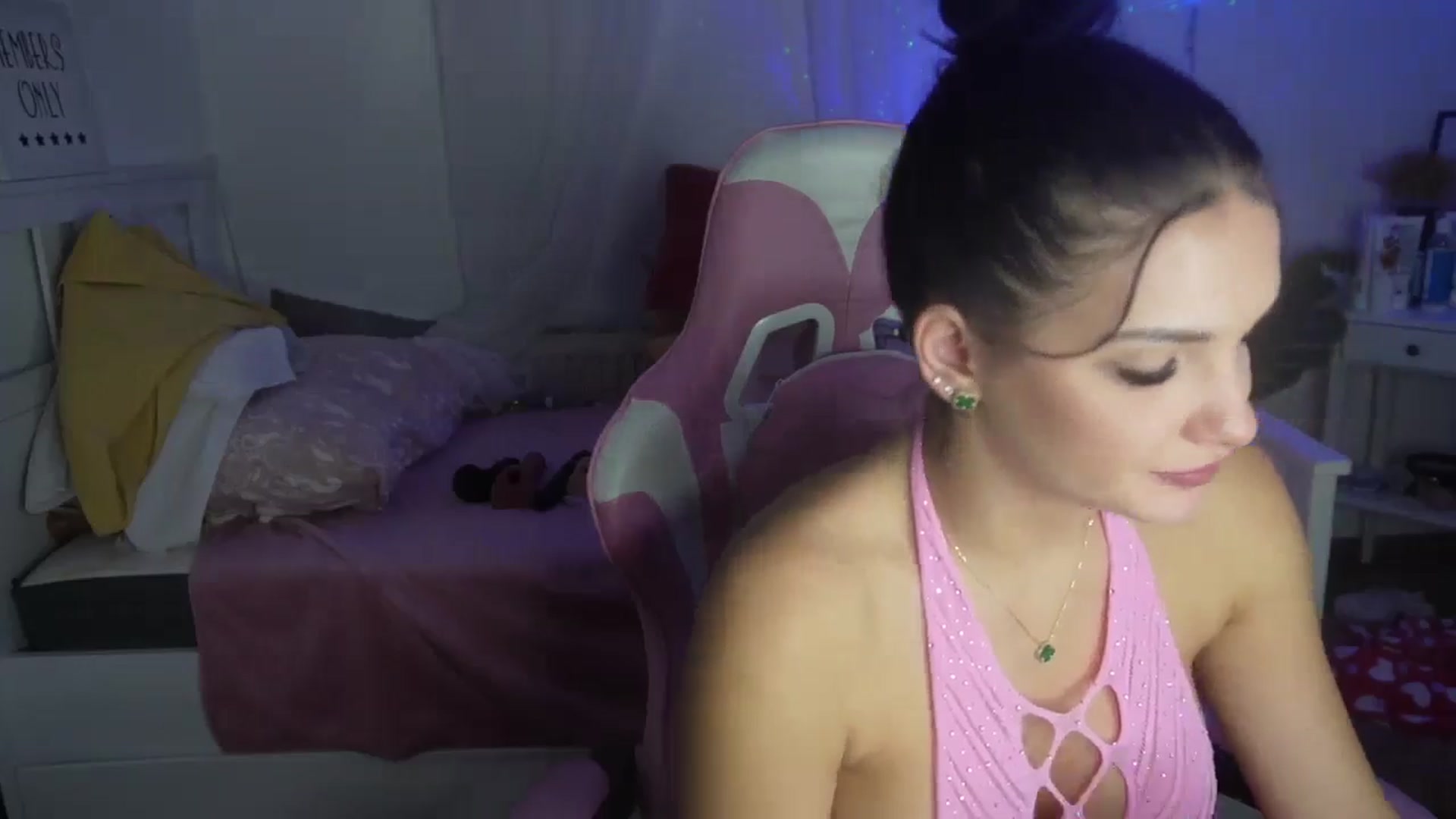 Gallery image thumbnail from AshleyJohnes's myfreecams stream on, 11/15/2024, 05:36 image 20 of 20