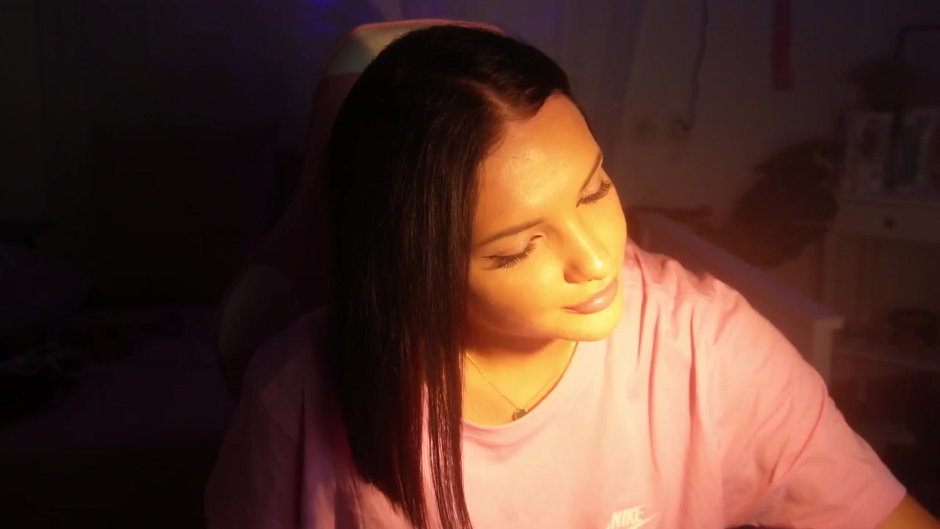 Gallery image thumbnail from AshleyJohnes's myfreecams stream on, 12/18/2024, 07:56 image 1 of 20