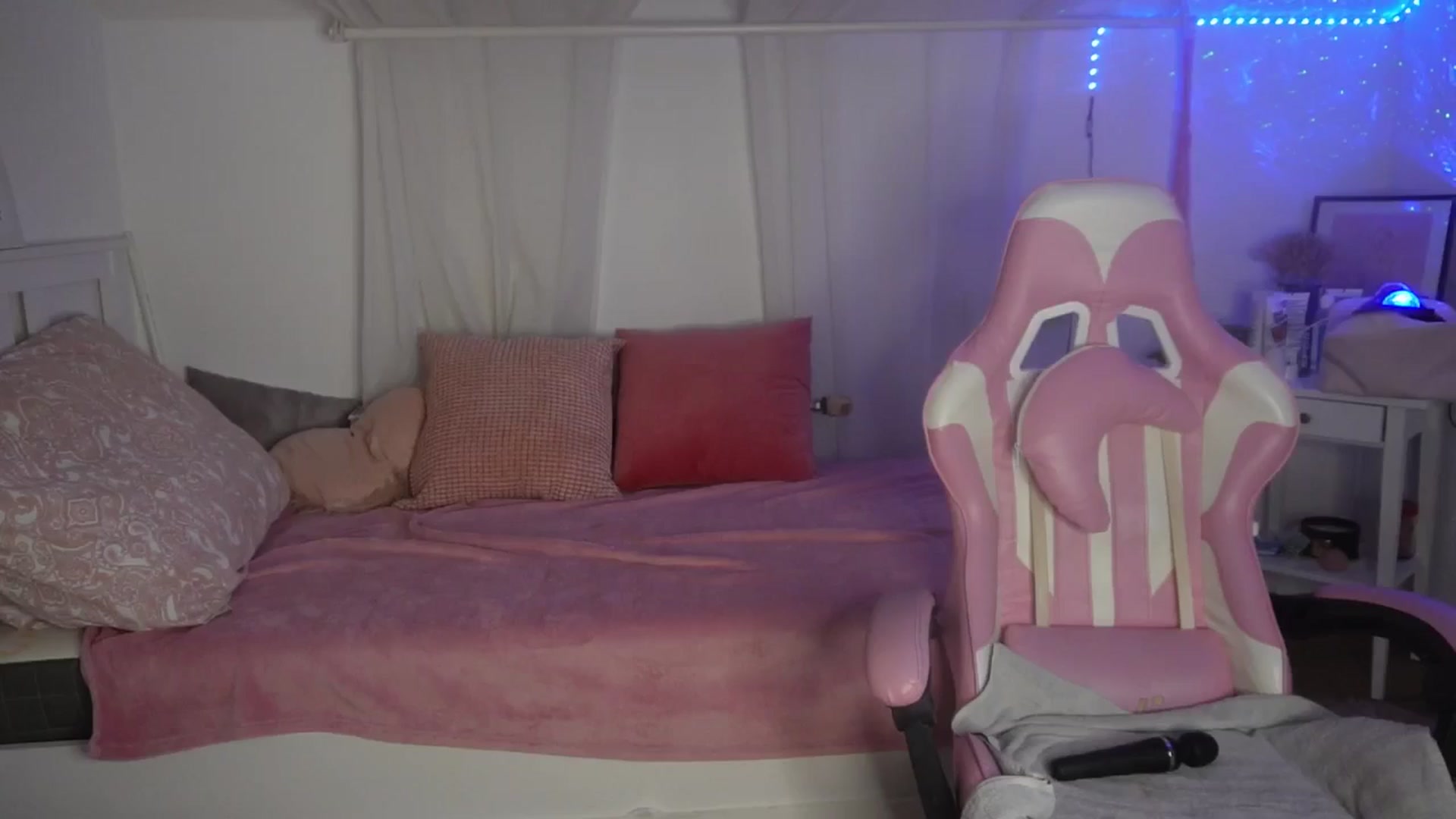 Gallery image thumbnail from AshleyJohnes's myfreecams stream on, 01/05/2025, 23:11 image 2 of 20