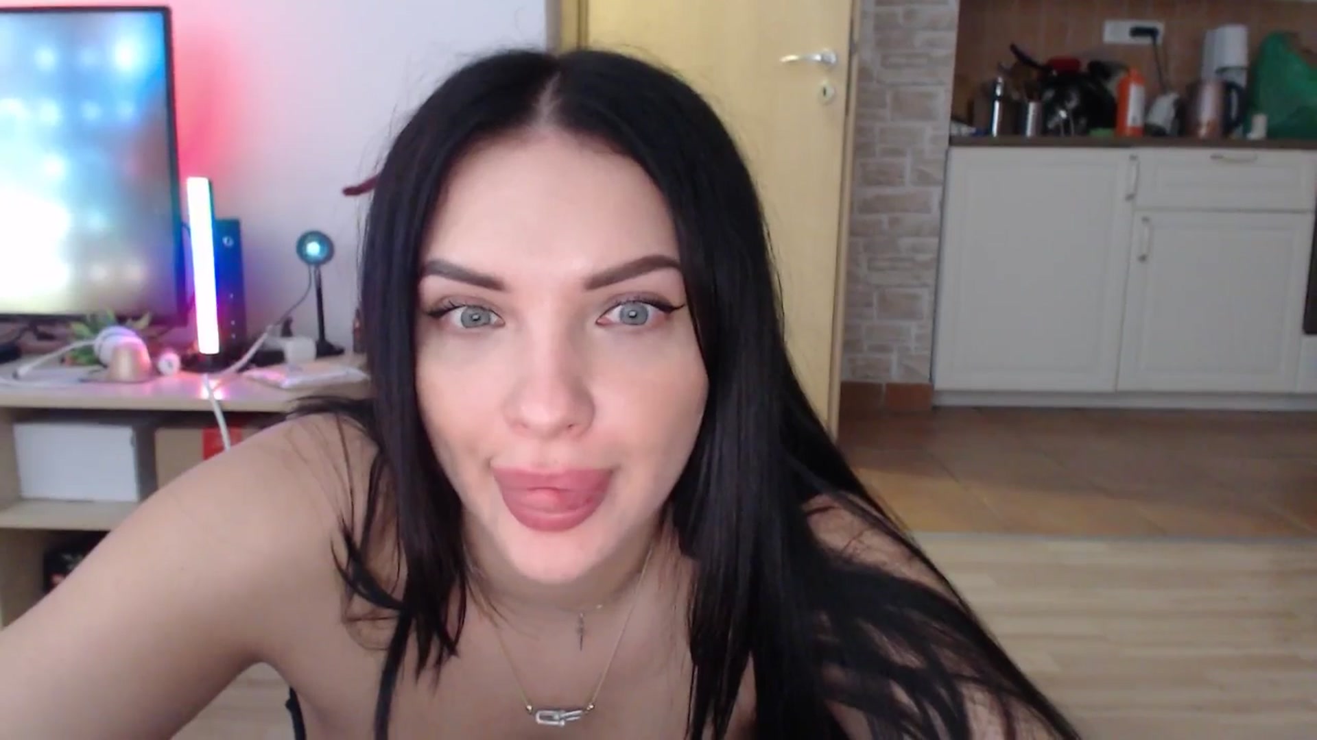 Gallery image thumbnail from AshleyJohnes's myfreecams stream on, 04/18/2025, 06:11 image 15 of 20