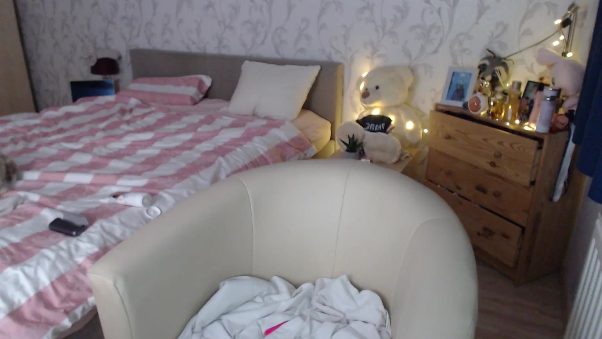 Gallery image thumbnail from AshleyJohnes's myfreecams stream on, 11/17/2025, 06:01 image 15 of 20