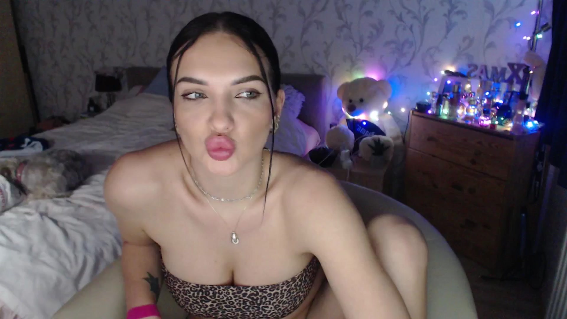 Gallery image thumbnail from AshleyJohnes's myfreecams stream on, 01/29/2026, 03:30 image 9 of 20