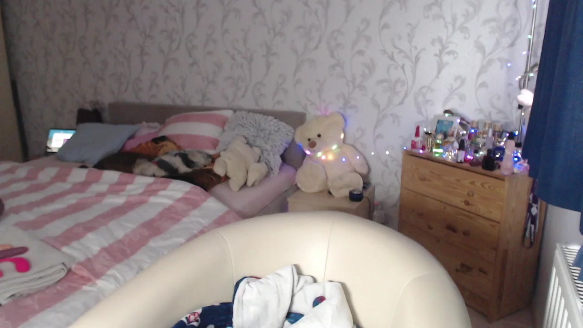 Gallery image thumbnail from AshleyJohnes's myfreecams stream on, 04/19/2026, 07:29 image 4 of 20