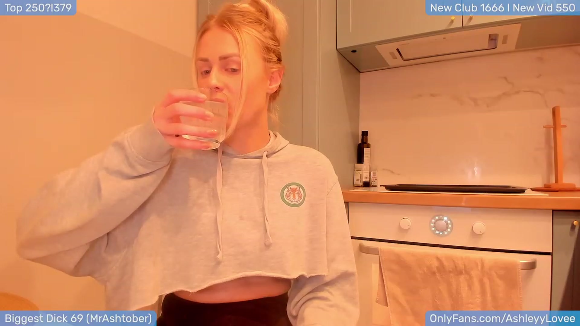 Gallery image thumbnail from AshleyLove's myfreecams stream on, 01/10/2024, 20:17 image 15 of 20