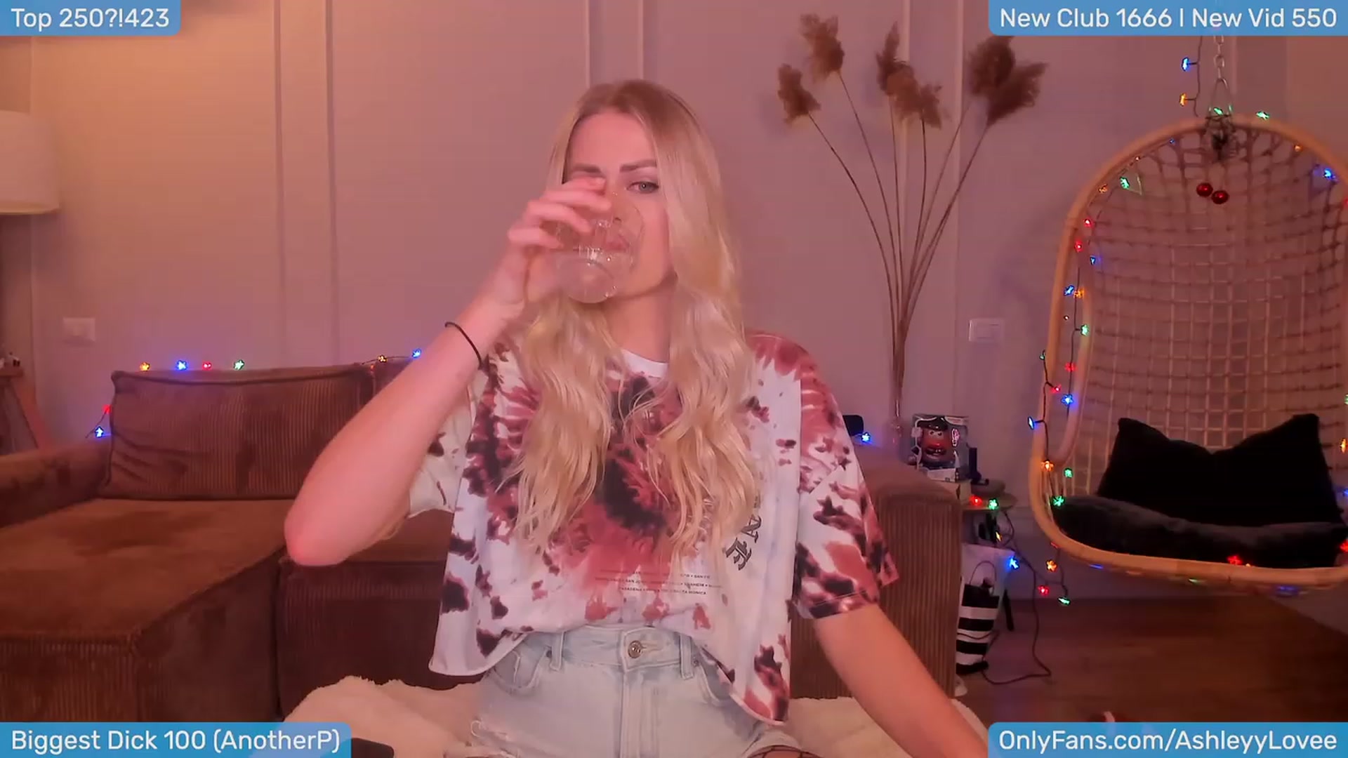 Gallery image thumbnail from AshleyLove's myfreecams stream on, 01/11/2024, 21:50 image 3 of 20