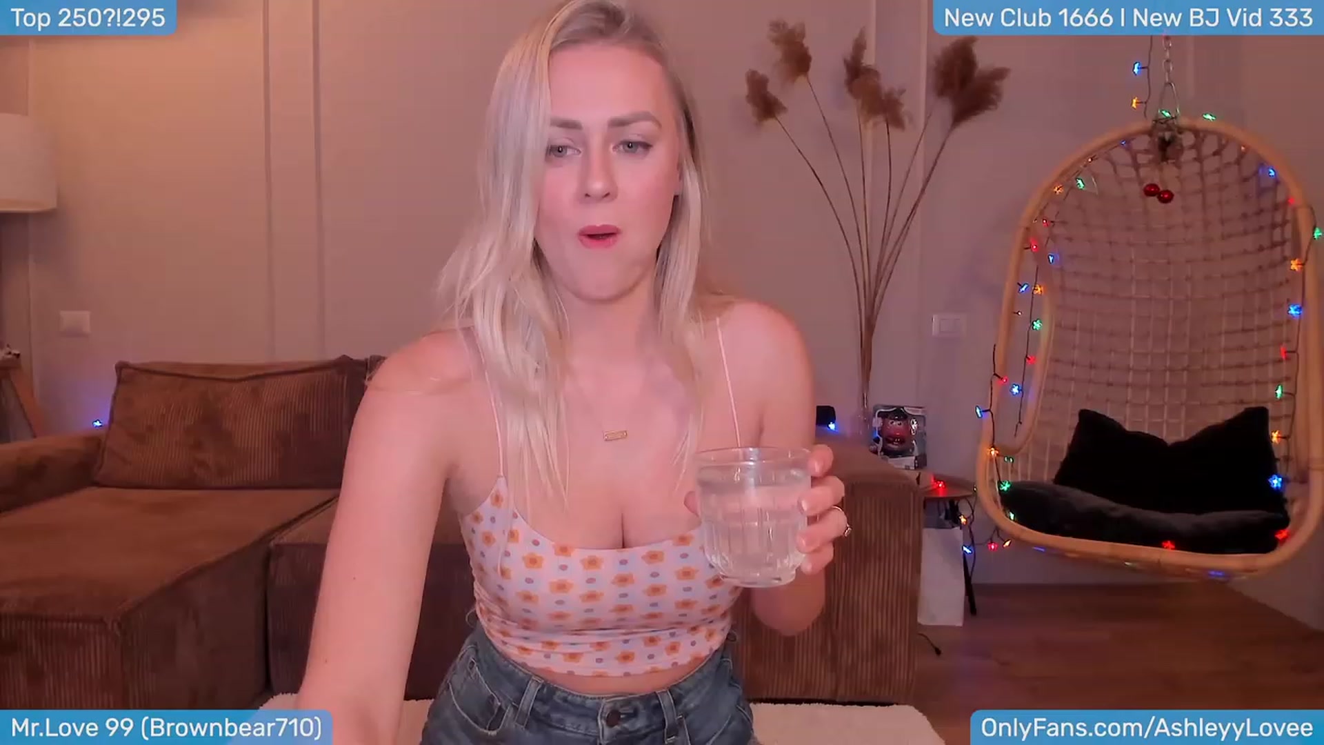 Gallery image thumbnail from AshleyLove's myfreecams stream on, 01/14/2024, 19:43 image 14 of 20