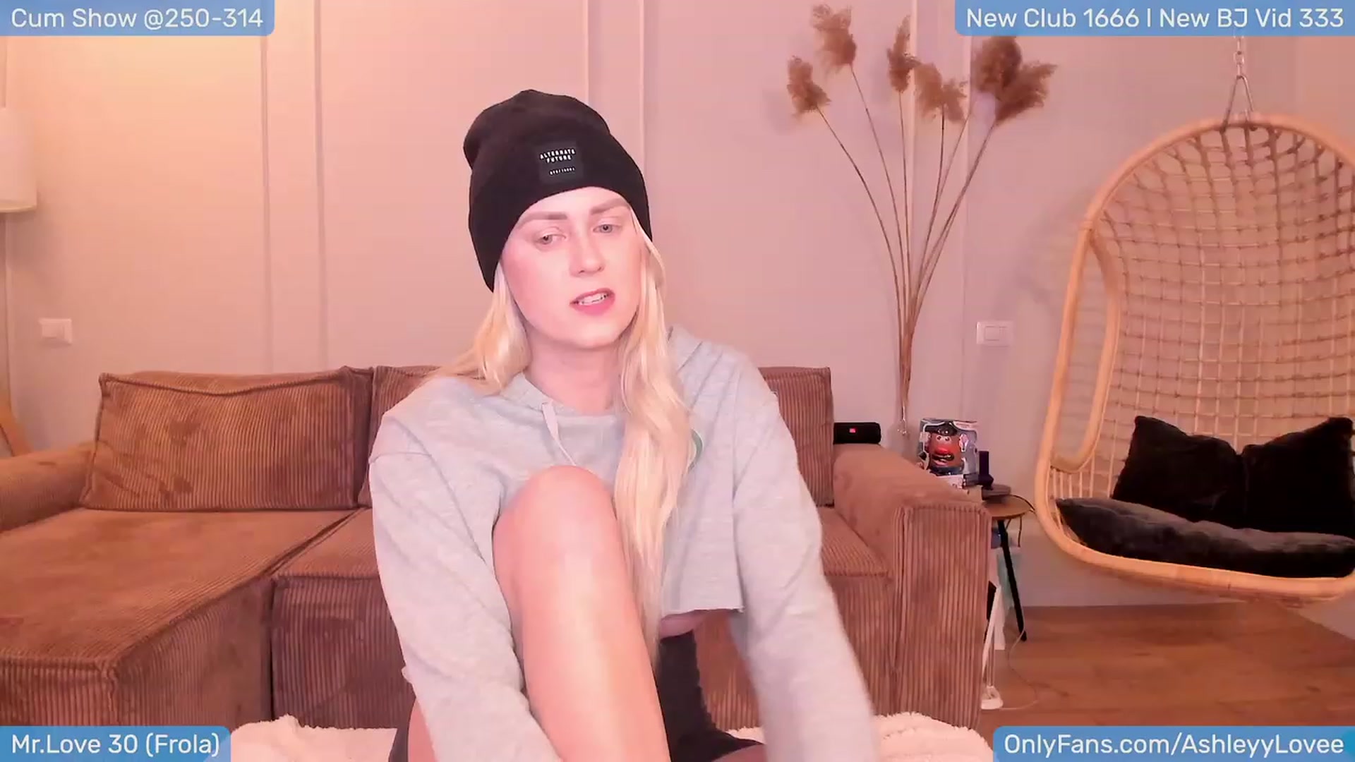 Gallery image thumbnail from AshleyLove's myfreecams stream on, 01/15/2024, 19:05 image 16 of 20