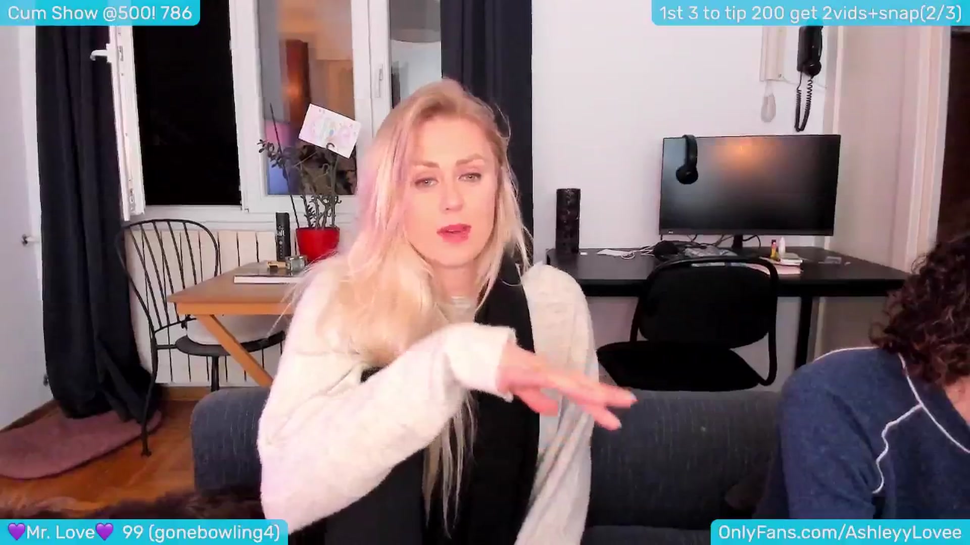 Gallery image thumbnail from AshleyLove's myfreecams stream on, 04/17/2024, 22:22 image 7 of 20